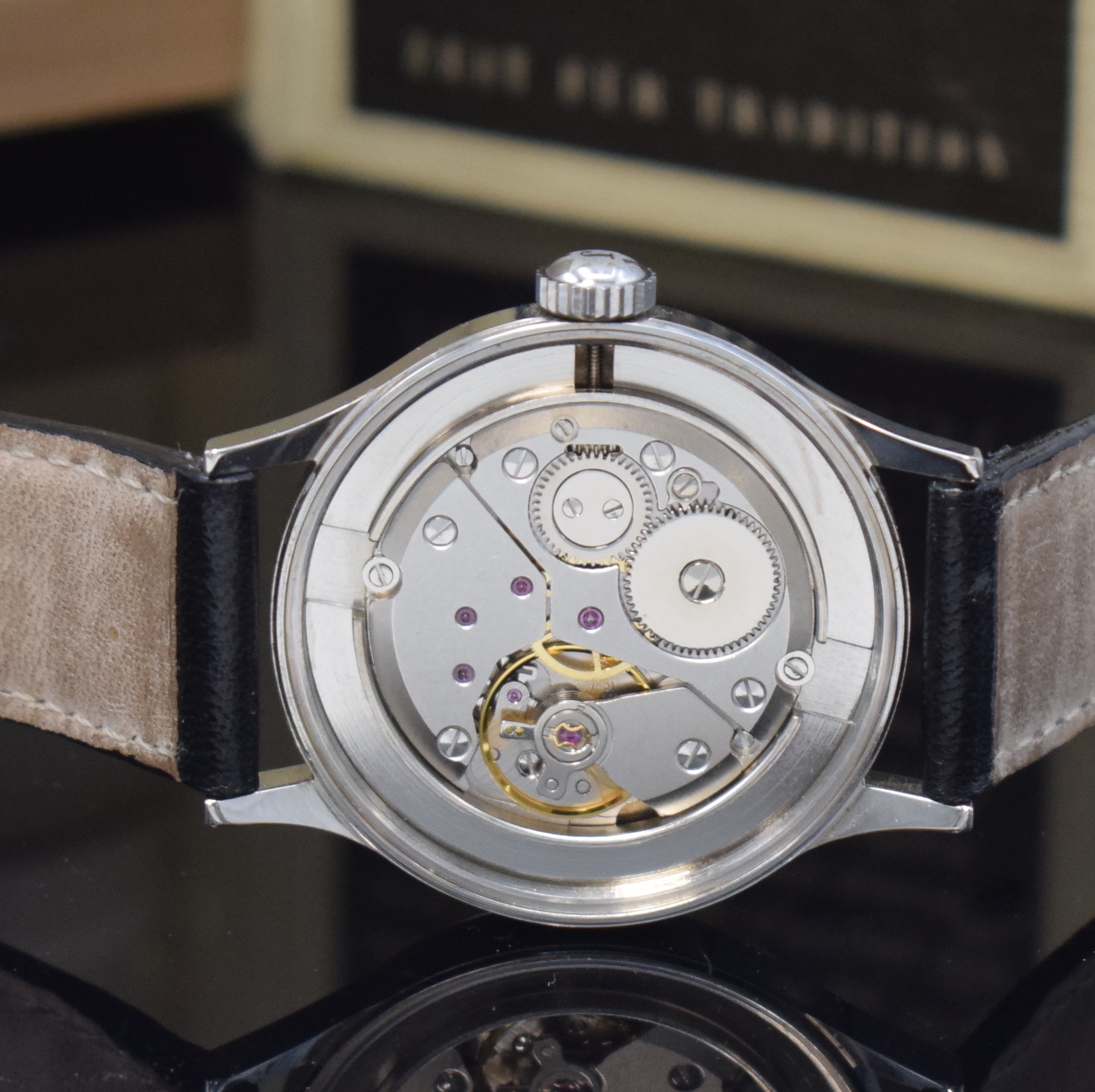 Detail e: JUNGHANS Meister Herrenarmbanduhr Referenz 27/3921911, Handaufzug, Replika von 1949, Edelstahlgeh. inkl. orig. Lederband m. orig. Dornschl., Boden ...