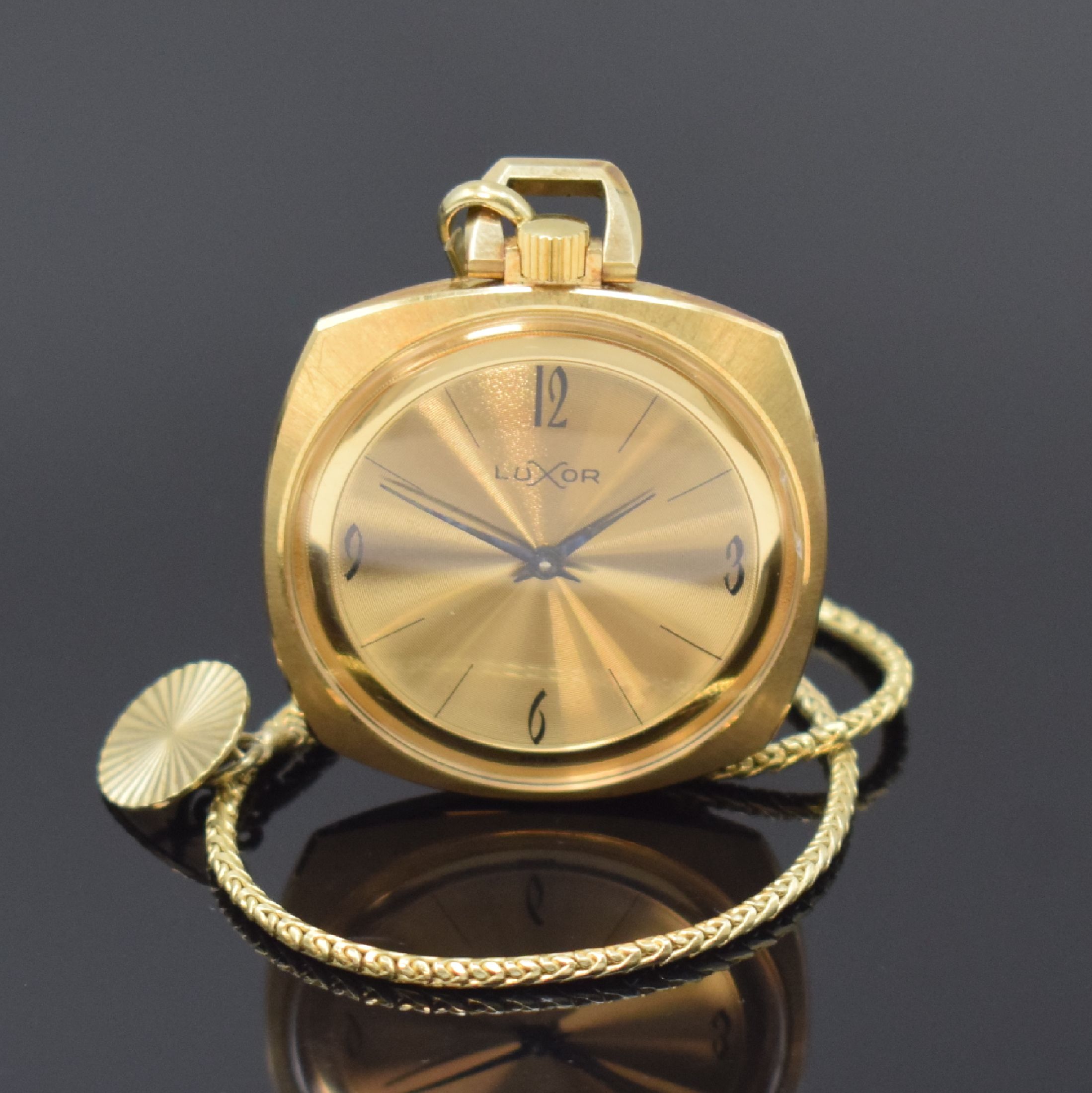 LUXOR Frackuhr in GG 585/000 an Kette in GG 333/000, Schweiz um 1966, Boden aufgedr., verg. Zifferbl. guill., Rundankerw., 21 St., Basiskal. Peseux ...