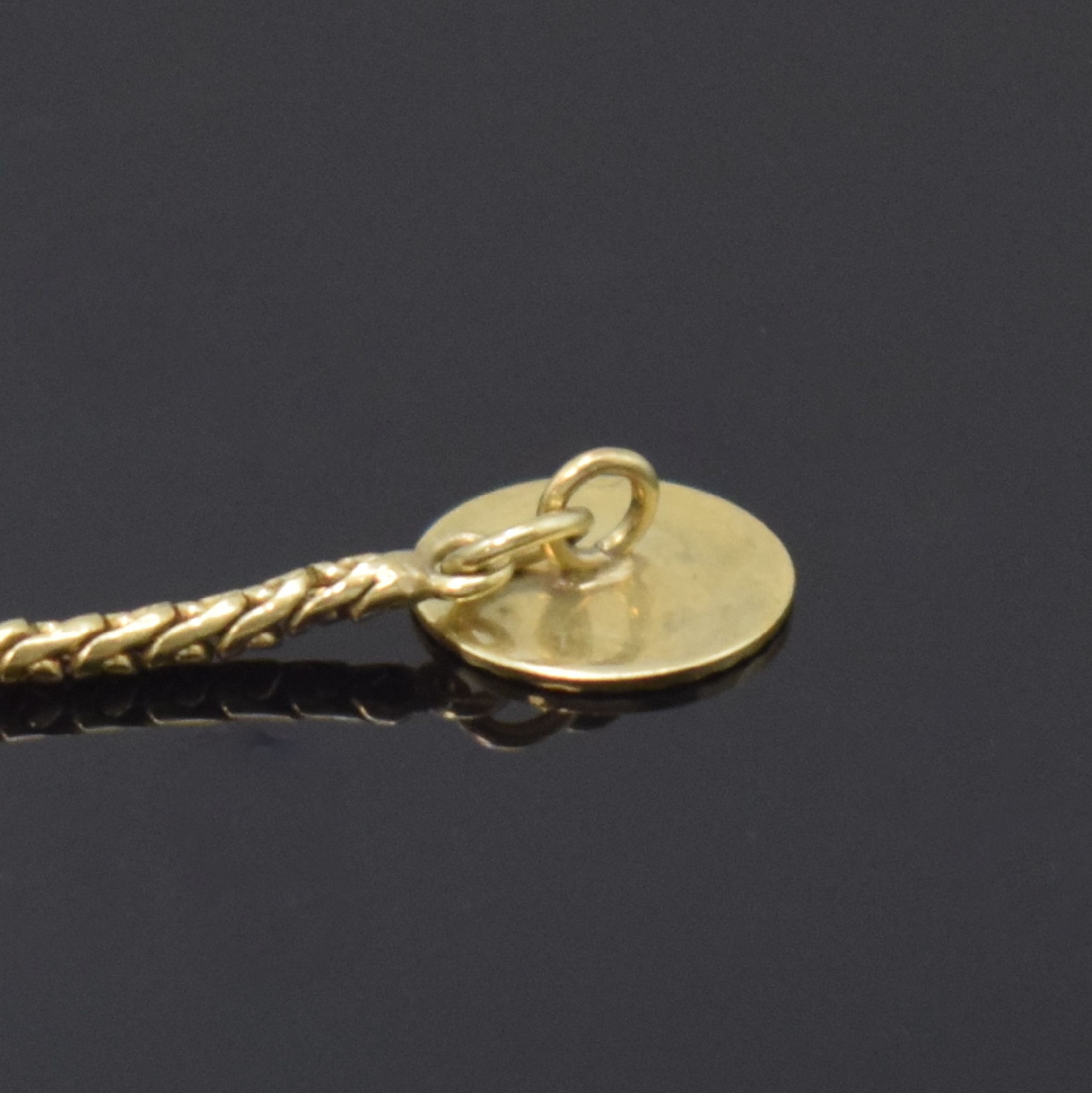 Detail b: LUXOR Frackuhr in GG 585/000 an Kette in GG 333/000, Schweiz um 1966, Boden aufgedr., verg. Zifferbl. guill., Rundankerw., 21 St., Basiskal. Peseux ...