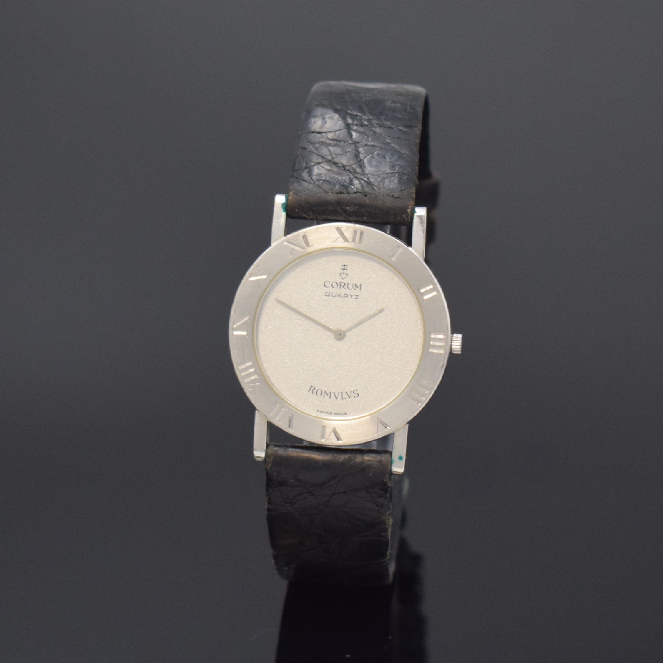 CORUM seltene Platinarmbanduhr Modellserie Romulus Referenz 50.101.70, Schweiz um 1988, Boden aufgedr., quarz, Lünette m. grav. röm. Std., Anz. v. ...