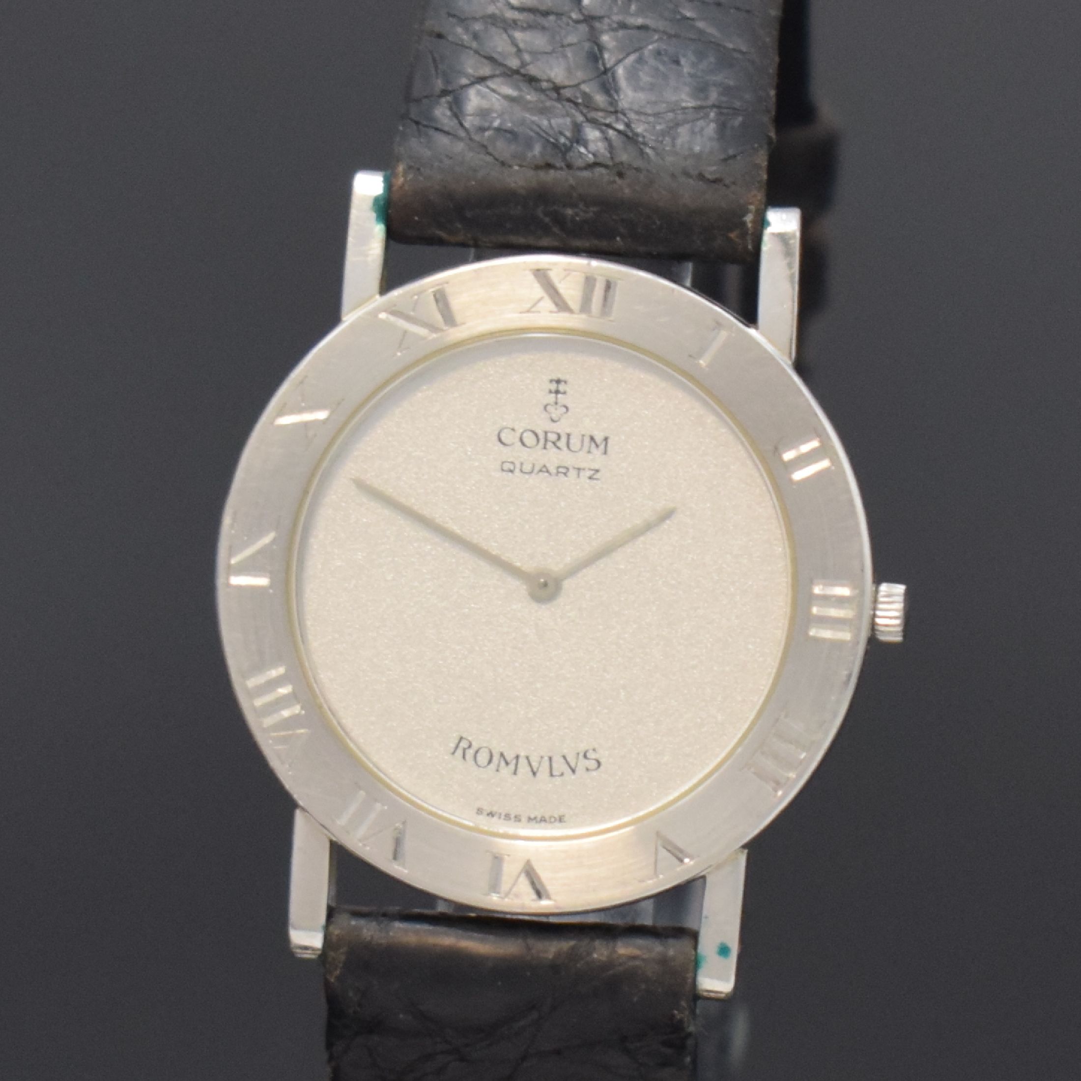 Detail a: CORUM seltene Platinarmbanduhr Modellserie Romulus Referenz 50.101.70, Schweiz um 1988, Boden aufgedr., quarz, Lünette m. grav. röm. Std., Anz. v. ...