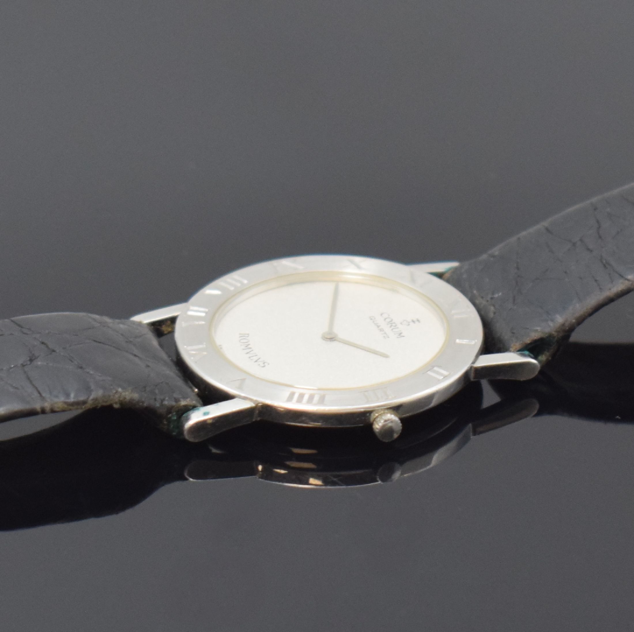 Detail c: CORUM seltene Platinarmbanduhr Modellserie Romulus Referenz 50.101.70, Schweiz um 1988, Boden aufgedr., quarz, Lünette m. grav. röm. Std., Anz. v. ...