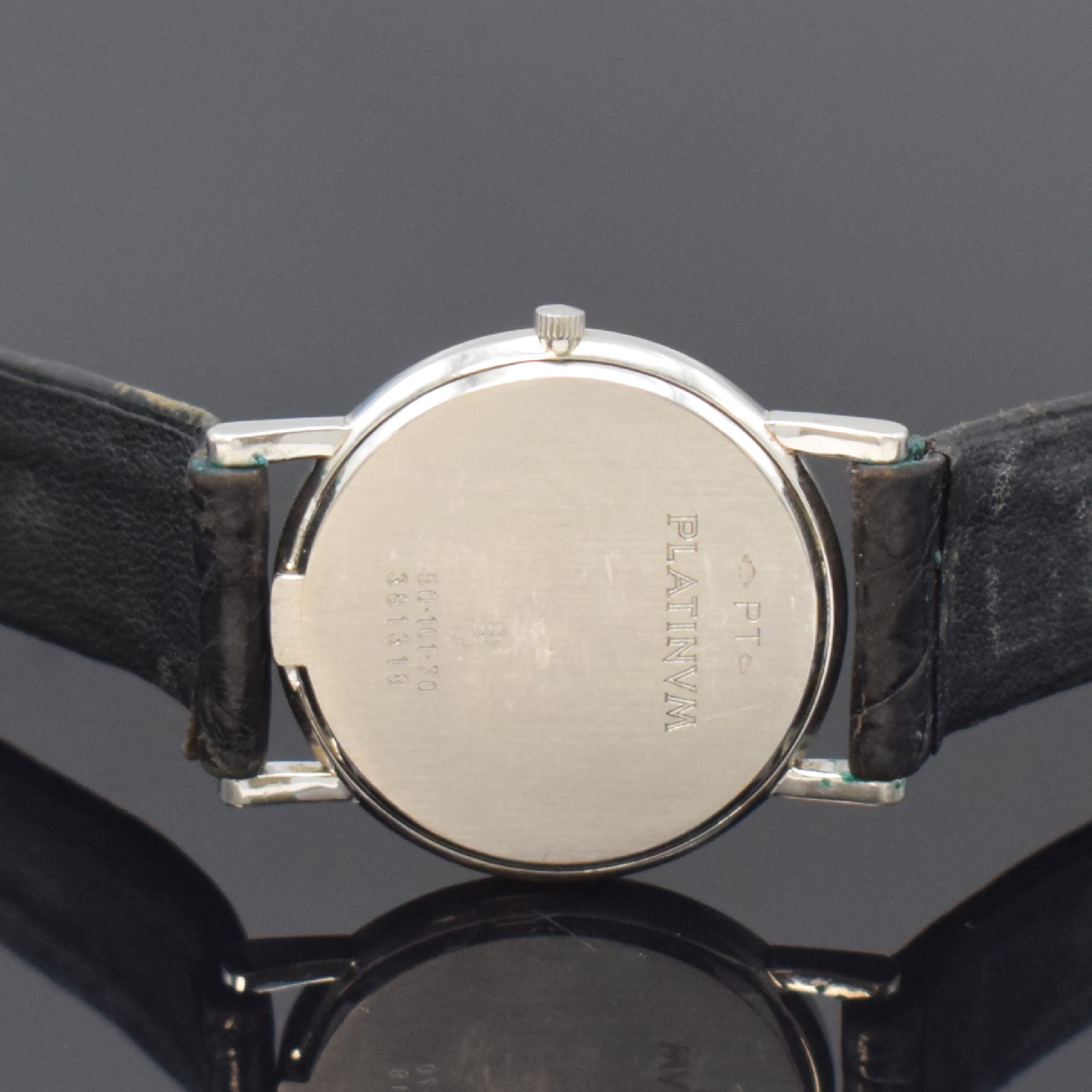 Detail d: CORUM seltene Platinarmbanduhr Modellserie Romulus Referenz 50.101.70, Schweiz um 1988, Boden aufgedr., quarz, Lünette m. grav. röm. Std., Anz. v. ...