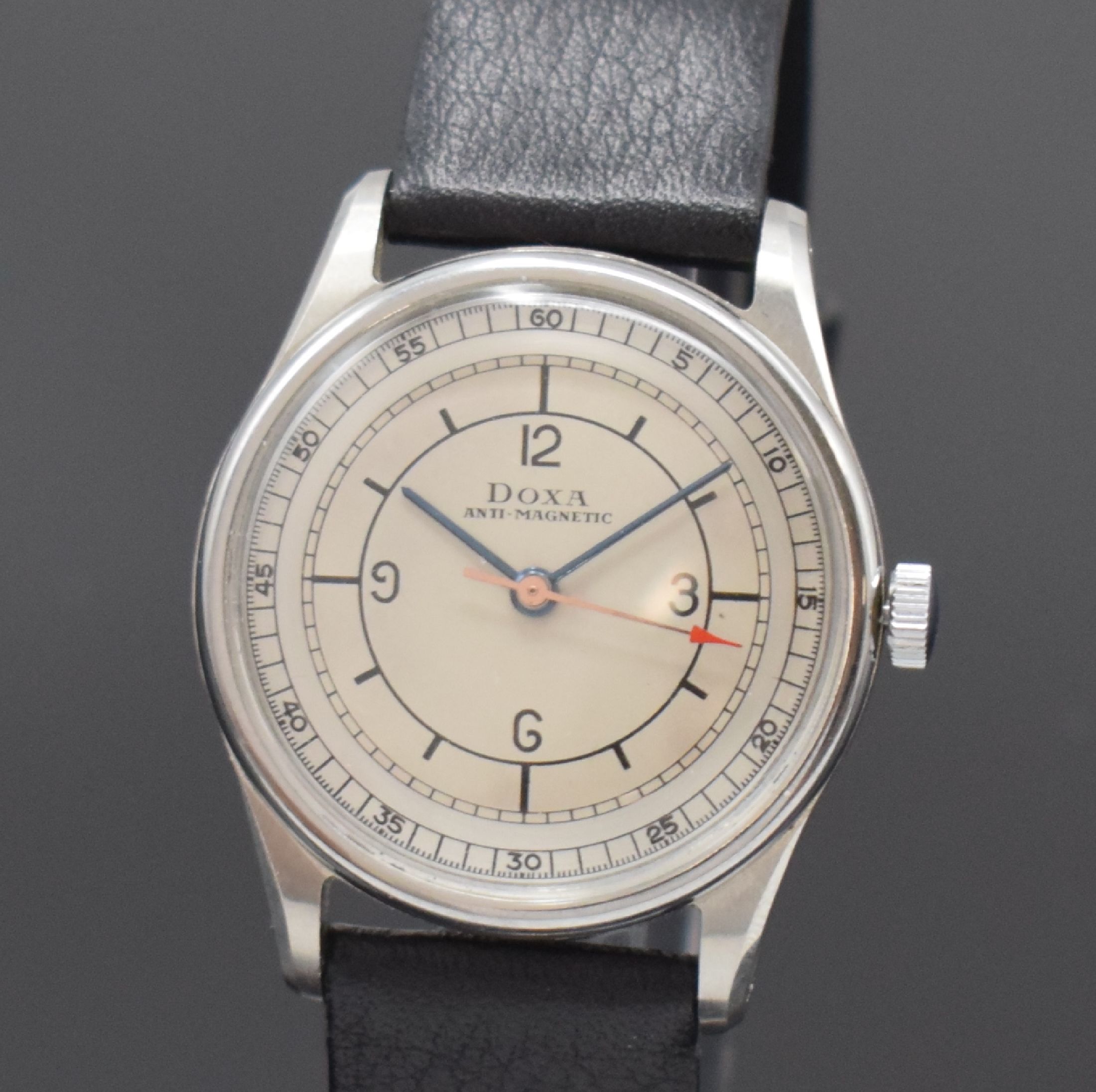 Detail a: DOXA Herrenarmbanduhr in Stahl, Schweiz um 1950, Boden und Glasrand aufgedr., Duoton- Sektor-Zifferbl. rest., Anz. v. Std., Min. und indirekter ...