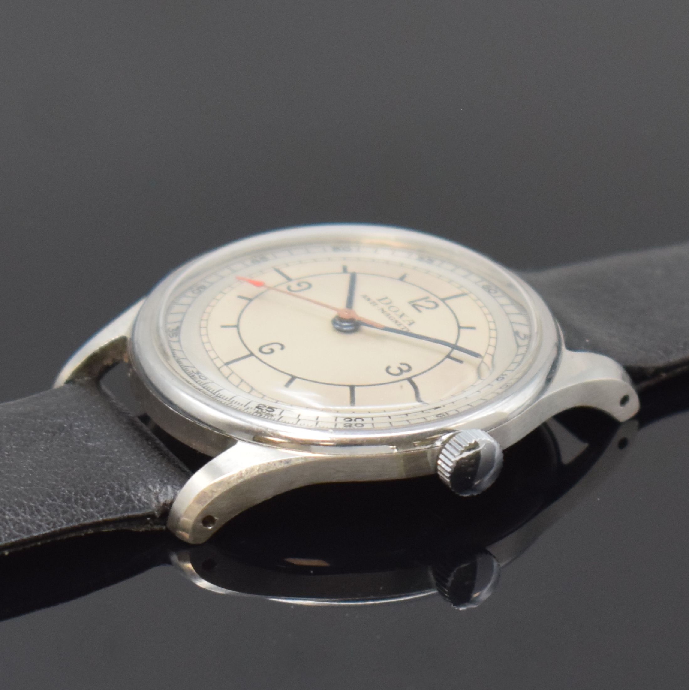Detail b: DOXA Herrenarmbanduhr in Stahl, Schweiz um 1950, Boden und Glasrand aufgedr., Duoton- Sektor-Zifferbl. rest., Anz. v. Std., Min. und indirekter ...