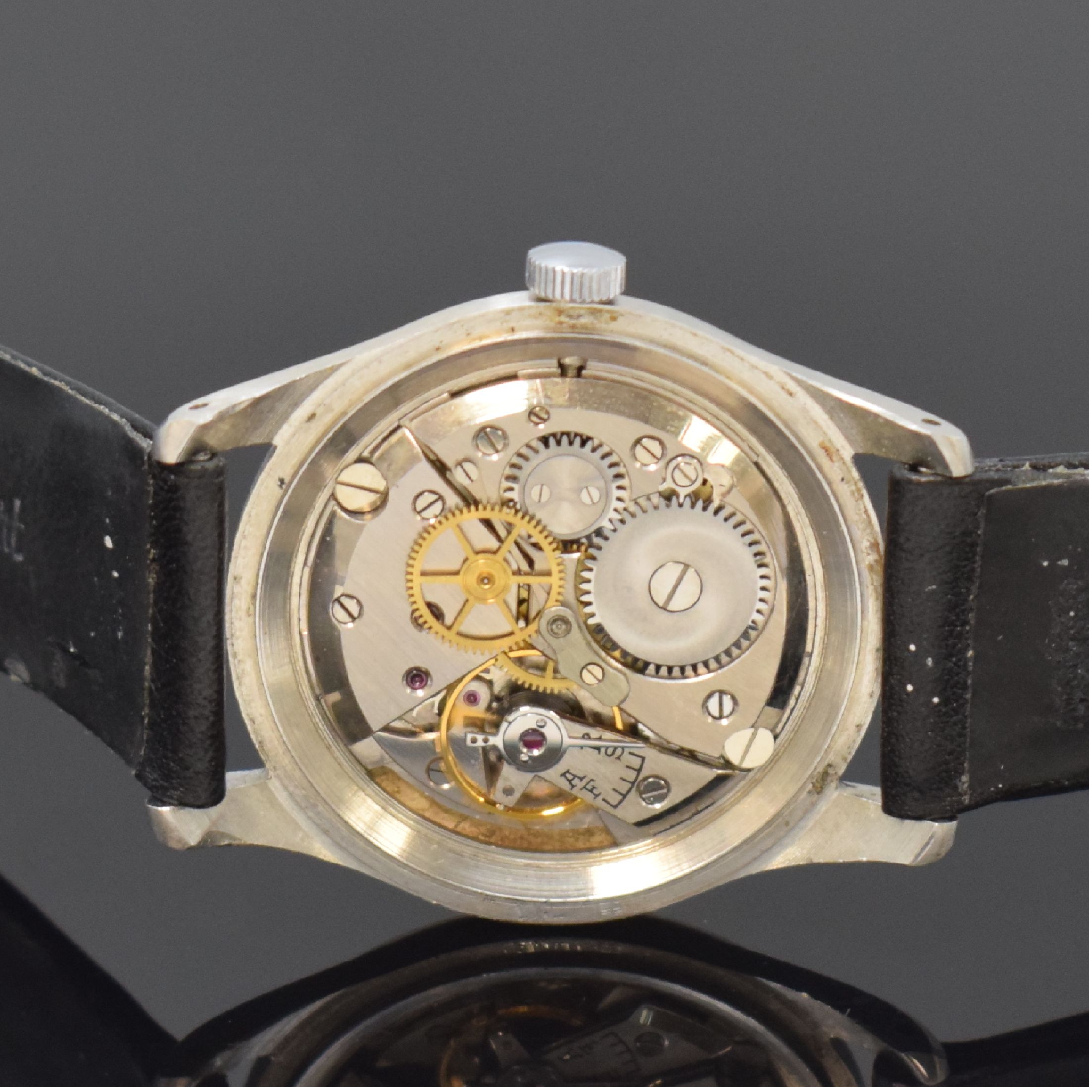 Detail d: DOXA Herrenarmbanduhr in Stahl, Schweiz um 1950, Boden und Glasrand aufgedr., Duoton- Sektor-Zifferbl. rest., Anz. v. Std., Min. und indirekter ...