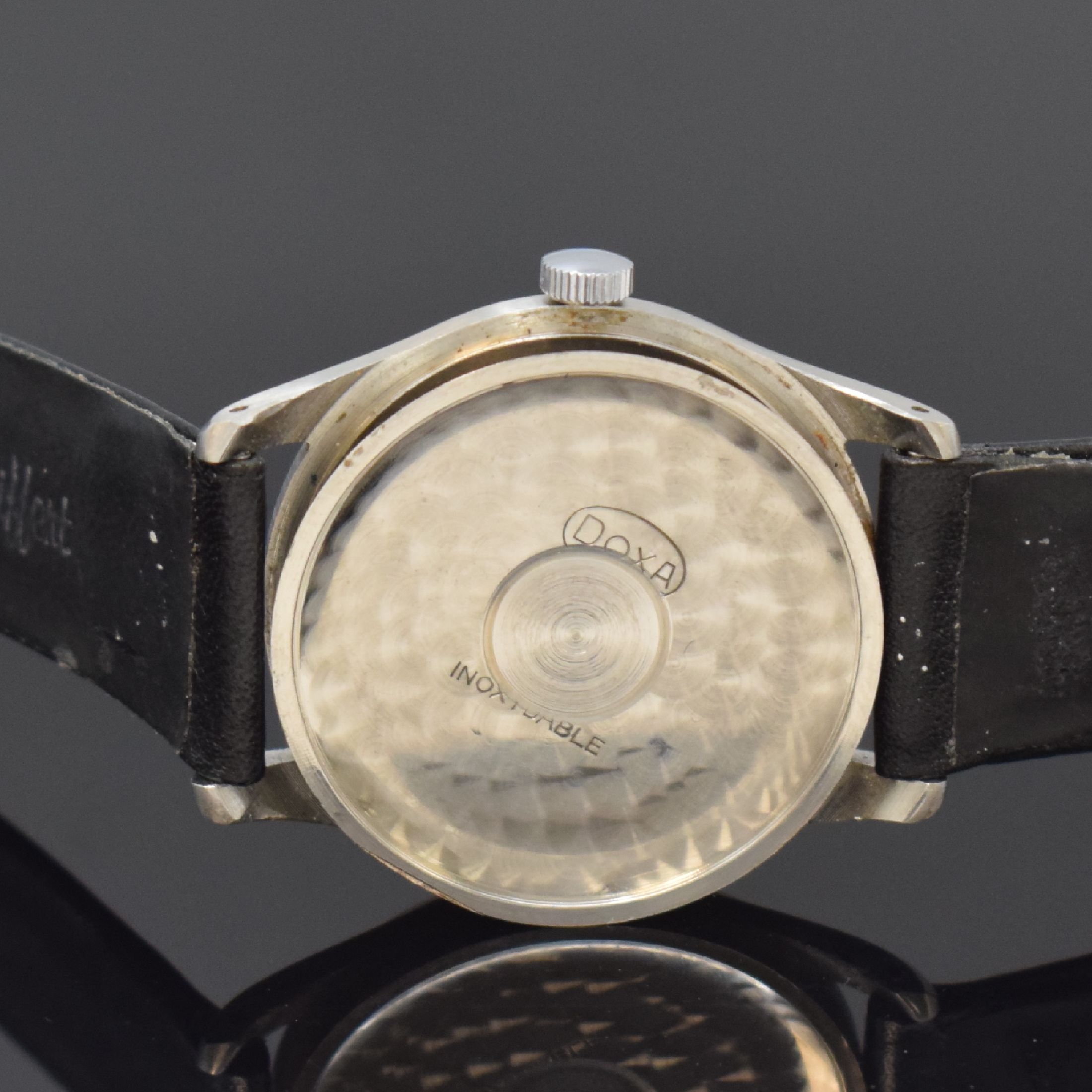 Detail e: DOXA Herrenarmbanduhr in Stahl, Schweiz um 1950, Boden und Glasrand aufgedr., Duoton- Sektor-Zifferbl. rest., Anz. v. Std., Min. und indirekter ...