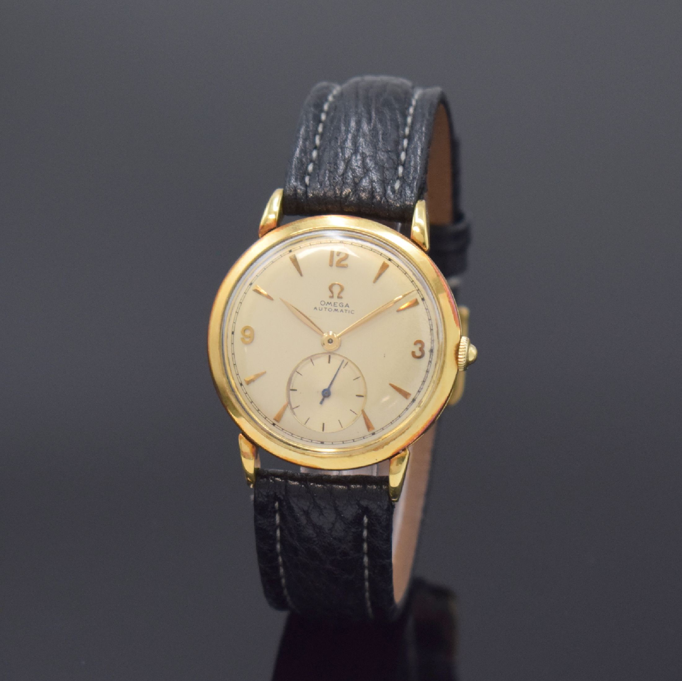 OMEGA Herrenarmbanduhr in GG 750/000, Schweiz um 1947, Hammerautomatik, Boden und Glasrand aufgedr., silb. Zifferbl. m. aufges. Std.-Ind. altersbed. ...