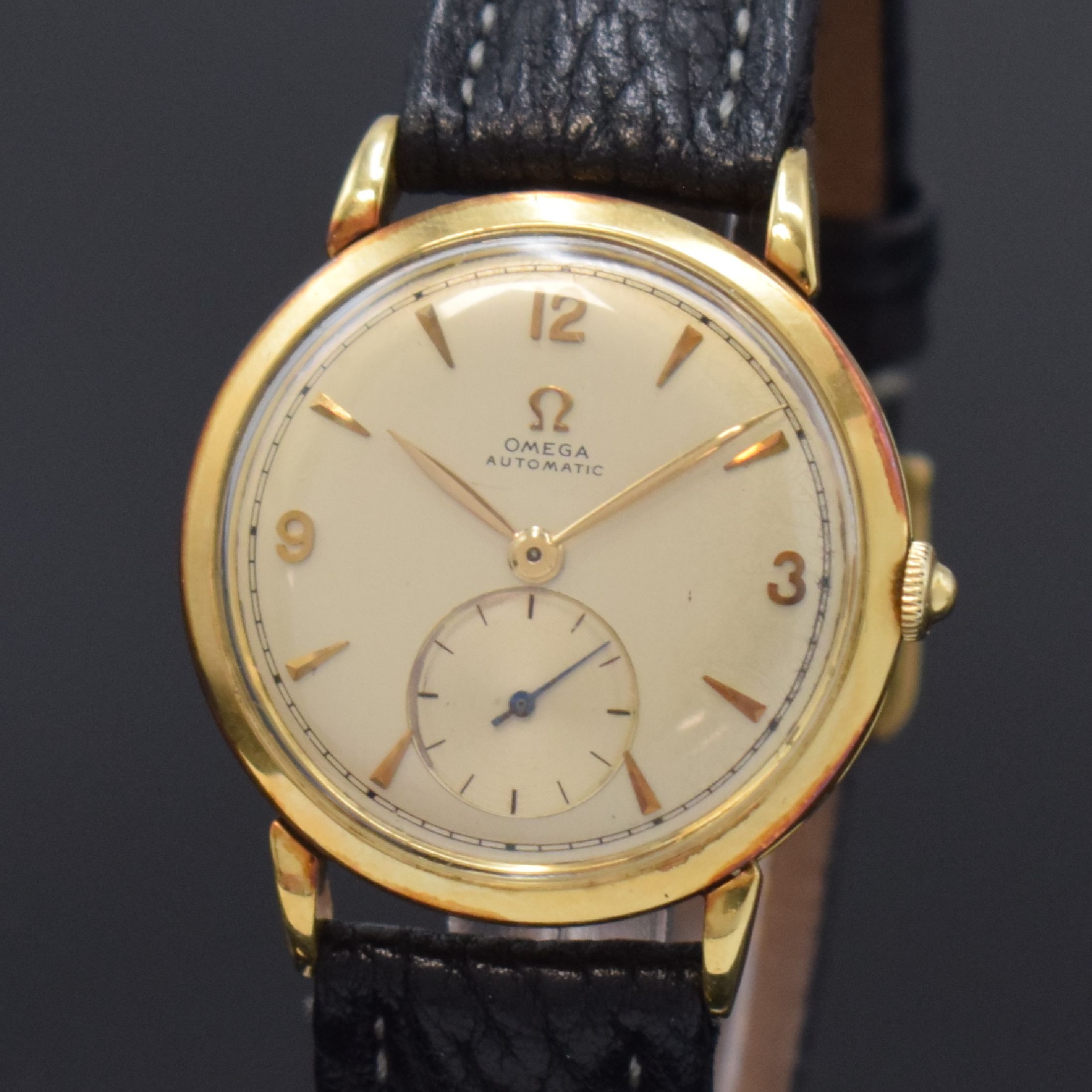 Detail a: OMEGA Herrenarmbanduhr in GG 750/000, Schweiz um 1947, Hammerautomatik, Boden und Glasrand aufgedr., silb. Zifferbl. m. aufges. Std.-Ind. altersbed. ...