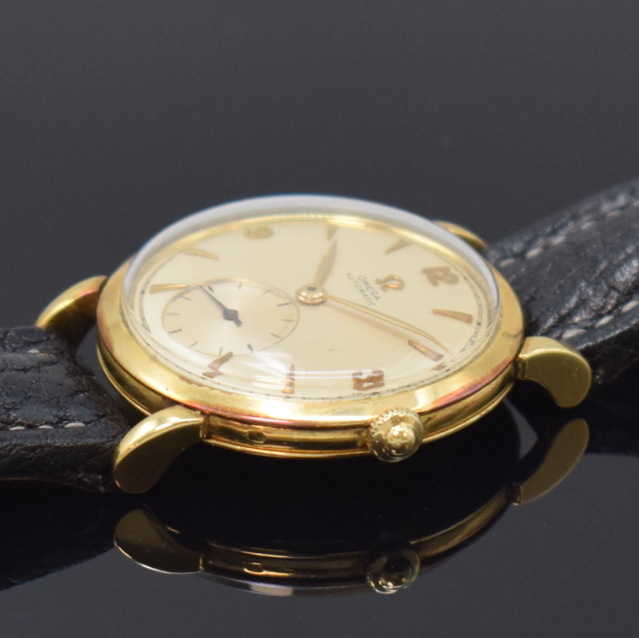 Detail b: OMEGA Herrenarmbanduhr in GG 750/000, Schweiz um 1947, Hammerautomatik, Boden und Glasrand aufgedr., silb. Zifferbl. m. aufges. Std.-Ind. altersbed. ...