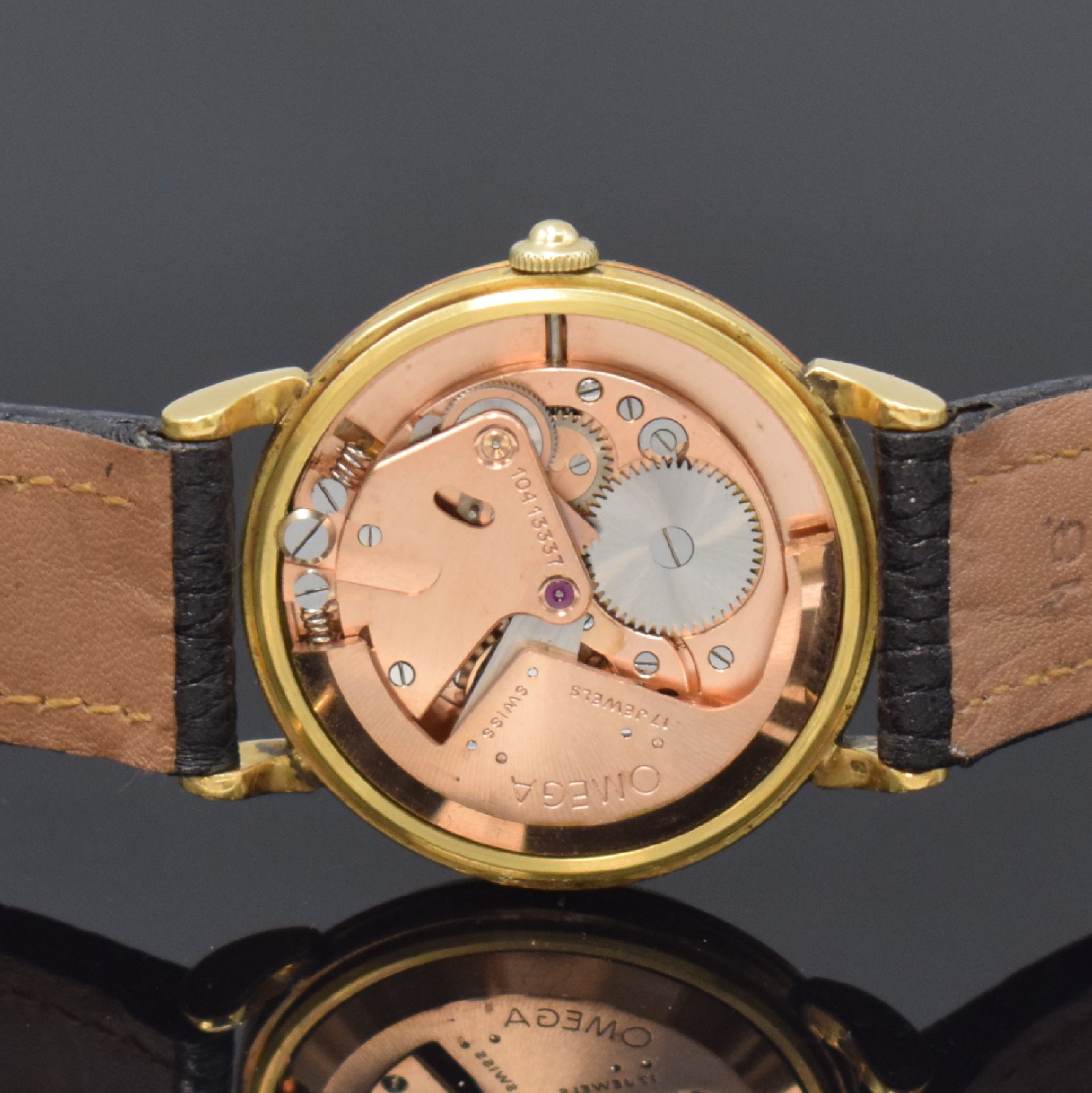 Detail d: OMEGA Herrenarmbanduhr in GG 750/000, Schweiz um 1947, Hammerautomatik, Boden und Glasrand aufgedr., silb. Zifferbl. m. aufges. Std.-Ind. altersbed. ...