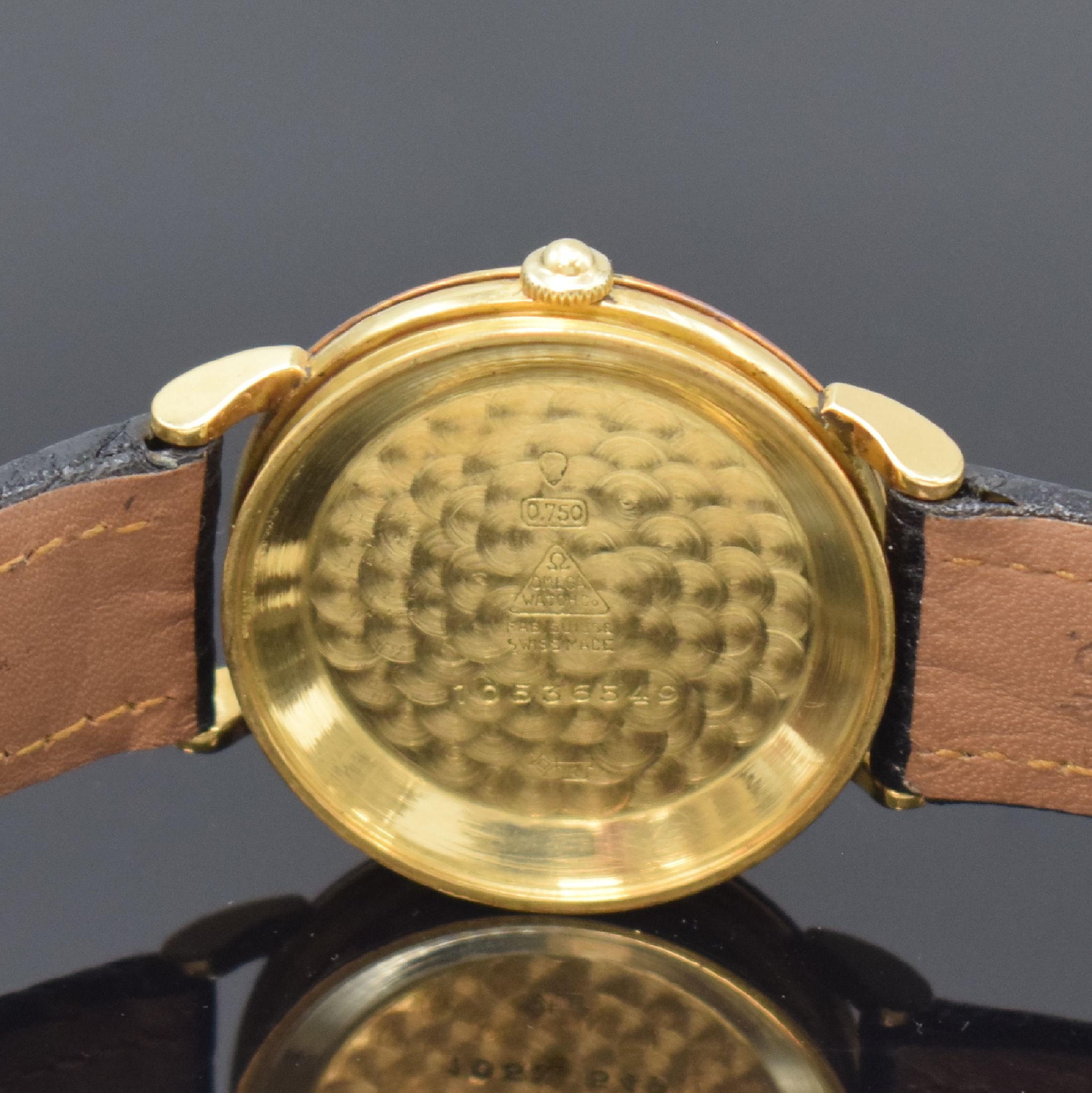 Detail e: OMEGA Herrenarmbanduhr in GG 750/000, Schweiz um 1947, Hammerautomatik, Boden und Glasrand aufgedr., silb. Zifferbl. m. aufges. Std.-Ind. altersbed. ...