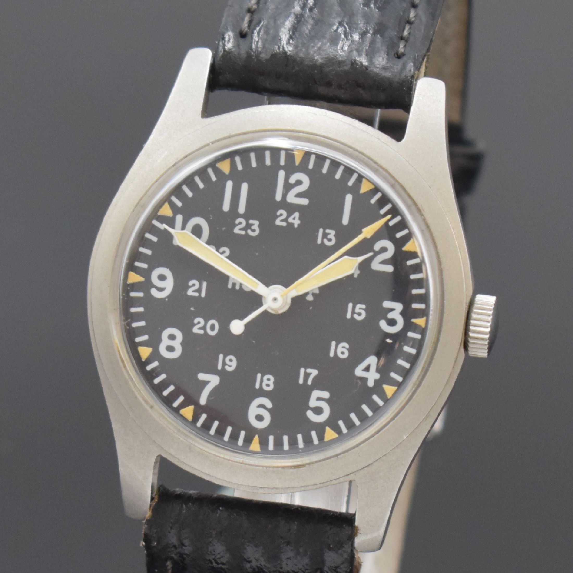 Detail a: HAMILTON Militärarmbanduhr, Handaufzug, USA um 1977, matt. Stahlgeh., im verschr. Boden bez. CONDE CO. HONG KONG, rückseitig m. militärischer ...