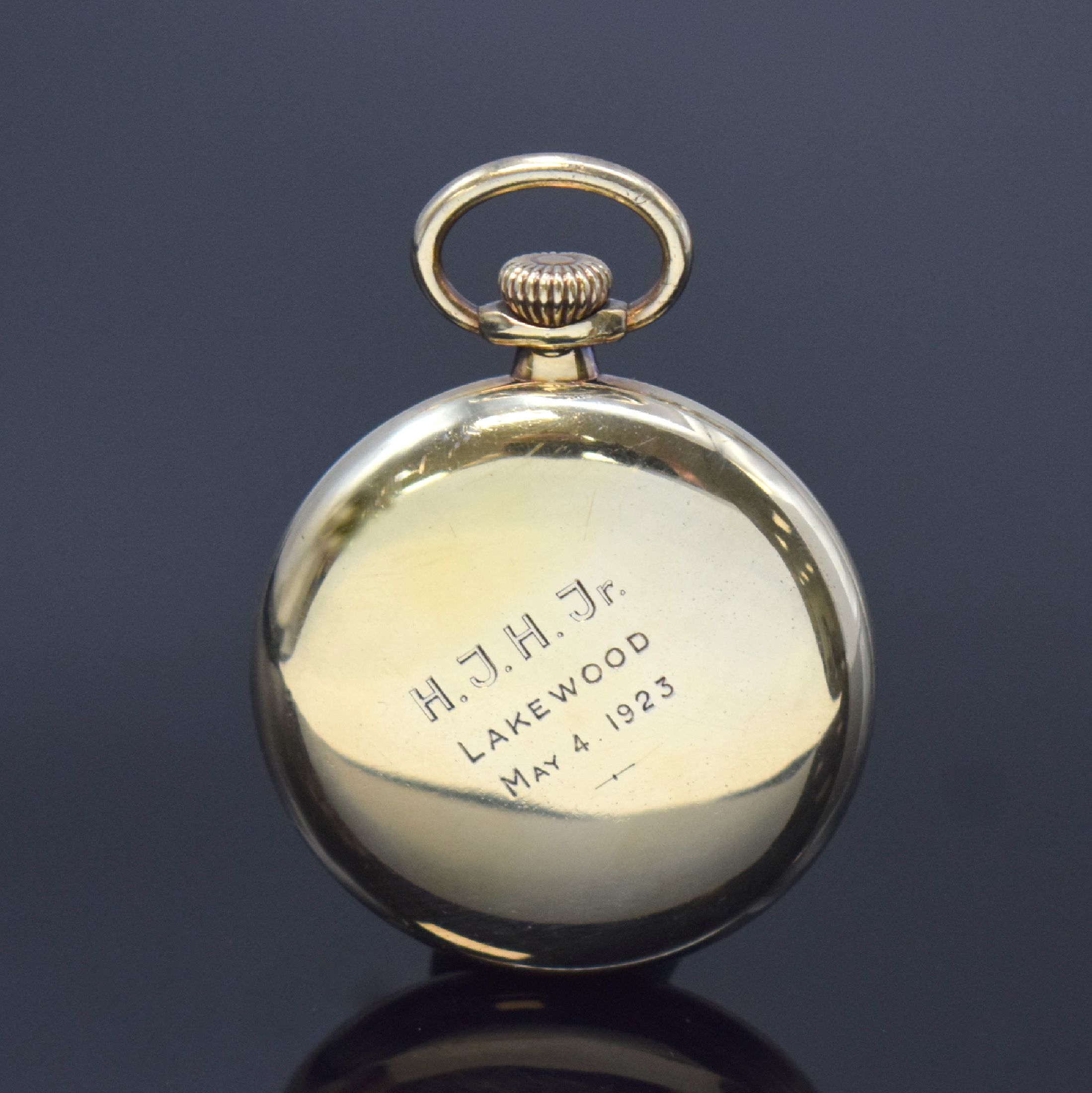 Detail a: OMEGA offene Herrentaschenuhr, Schweiz/USA um 1921, verg. Hadsworth-Geh., verschr. Boden m. Widmungsgravur, Emailzifferbl. m. arab. Std., gebl. ...