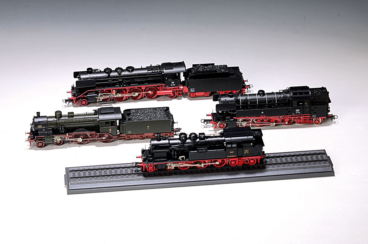 Konvolut aus 8 Lokomotiven und Waggons, Spur H0, Fleischmann, je in orig. Karton, Loks 1825, 1070, 1156, 4828, 1165, 4062, 1138, im Schaukasten ...
