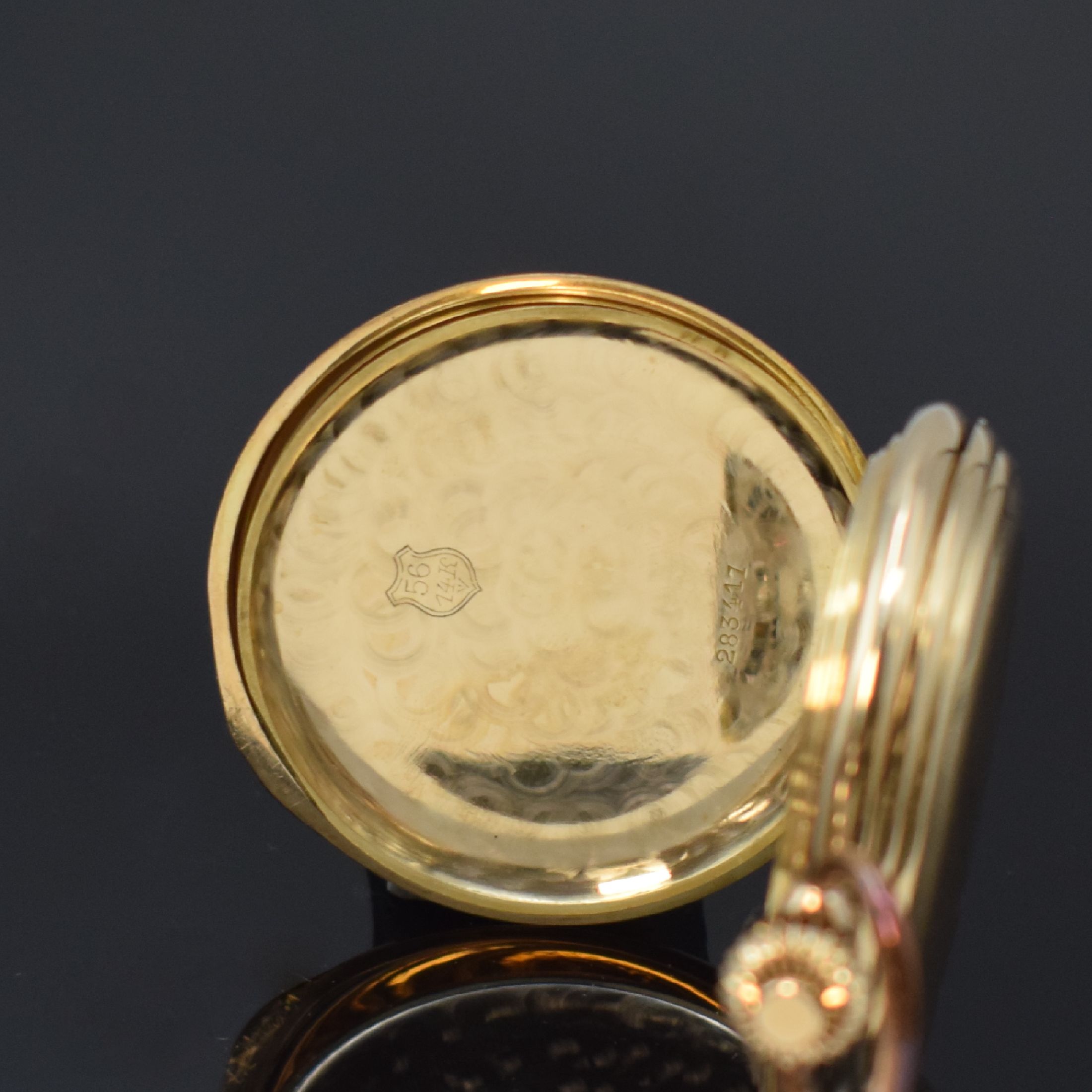 Detail f: E. MOSER Savonette Herrentaschenuhr in RoseG 585/000, Schweiz um 1920, guill. 3-Deckel Goldgeh. l. dell., Emailzifferbl. m. röm. Std., gebl. Zeiger, ...