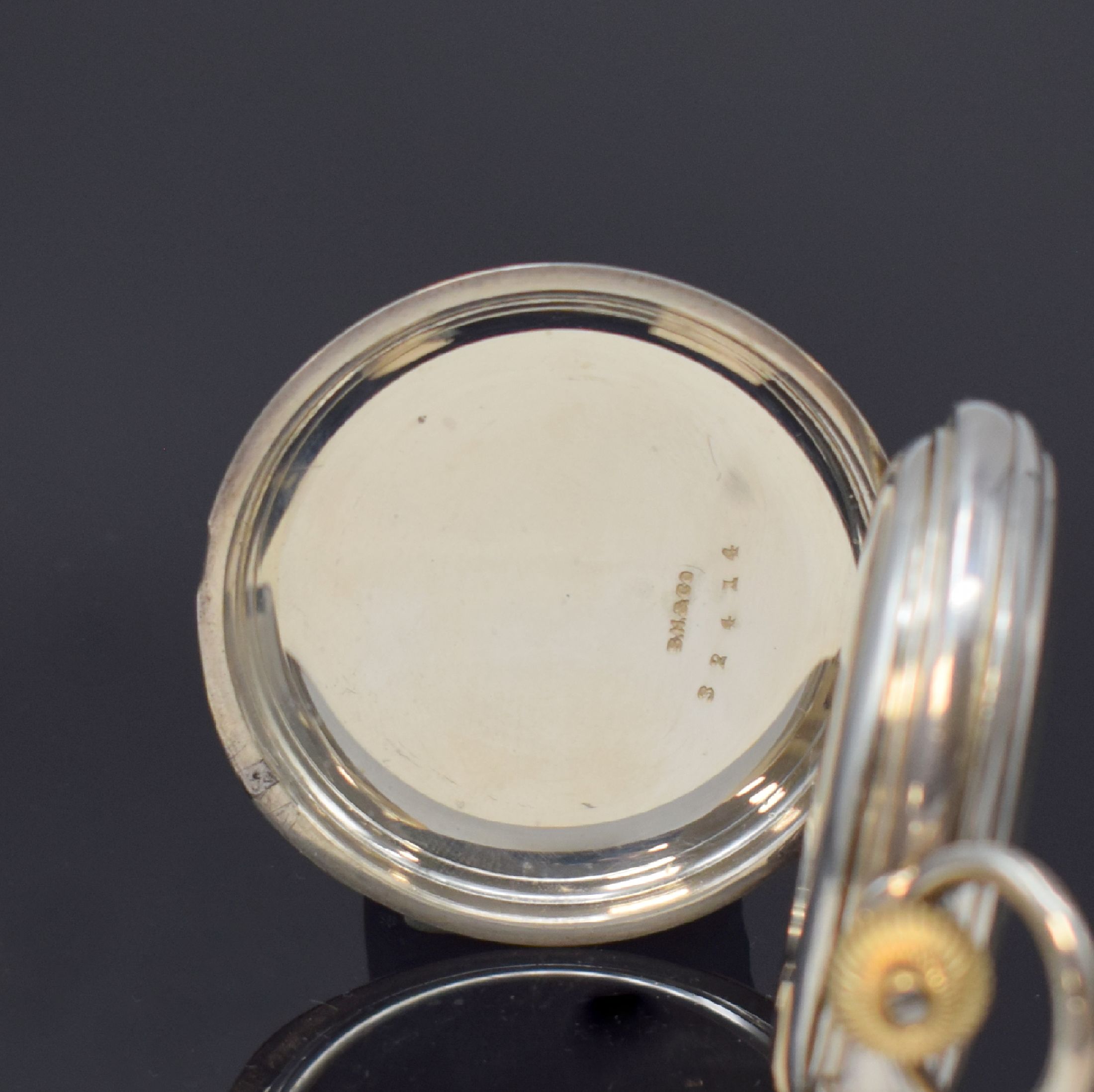 Detail b: DENT LONDON offene Silber-Herrentaschenuhr mit Gangreserveanzeige Nr. 32414, um 1900, glattes Geh. m. Goldscharnieren, Emailzifferblatt m. röm. ...