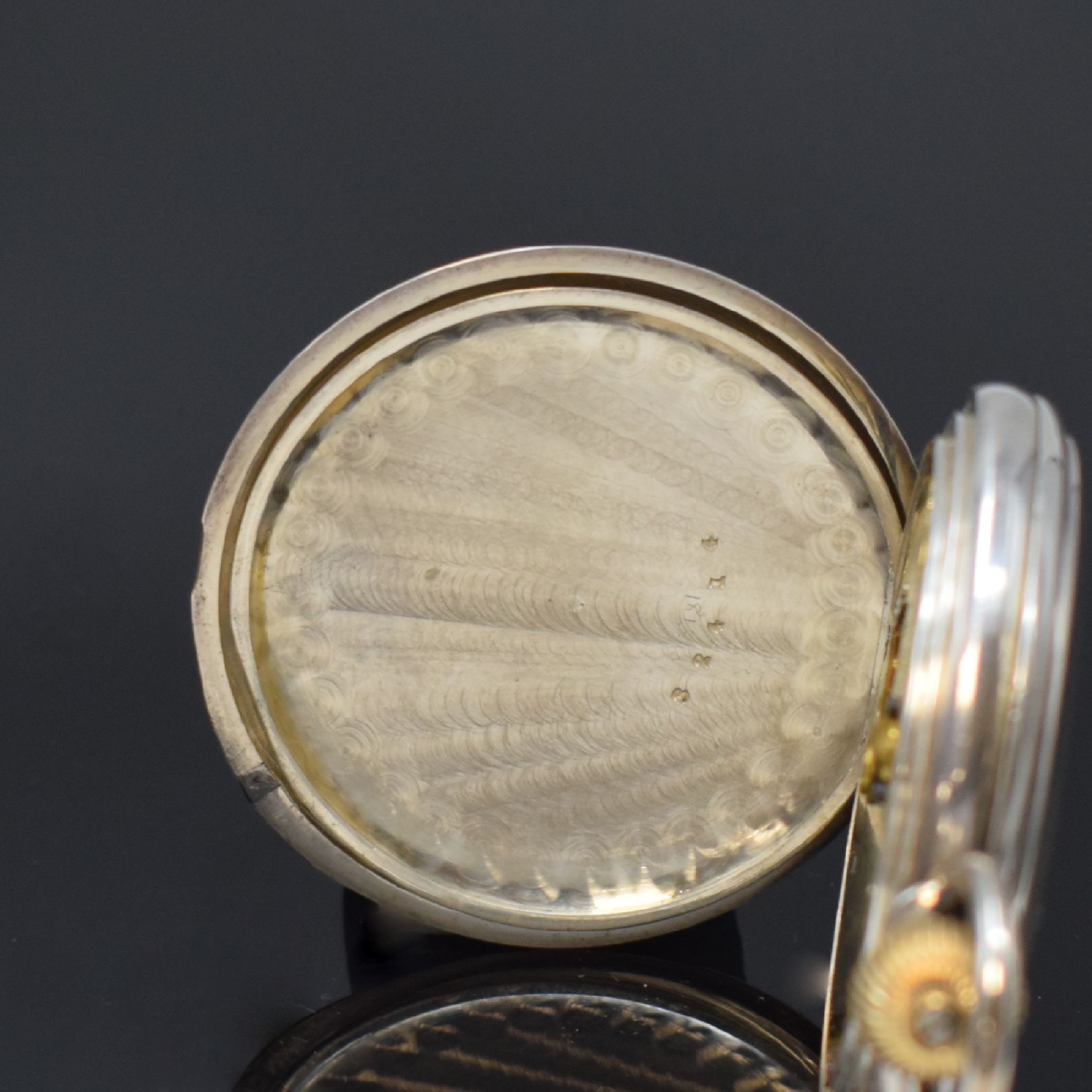 Detail d: DENT LONDON offene Silber-Herrentaschenuhr mit Gangreserveanzeige Nr. 32414, um 1900, glattes Geh. m. Goldscharnieren, Emailzifferblatt m. röm. ...