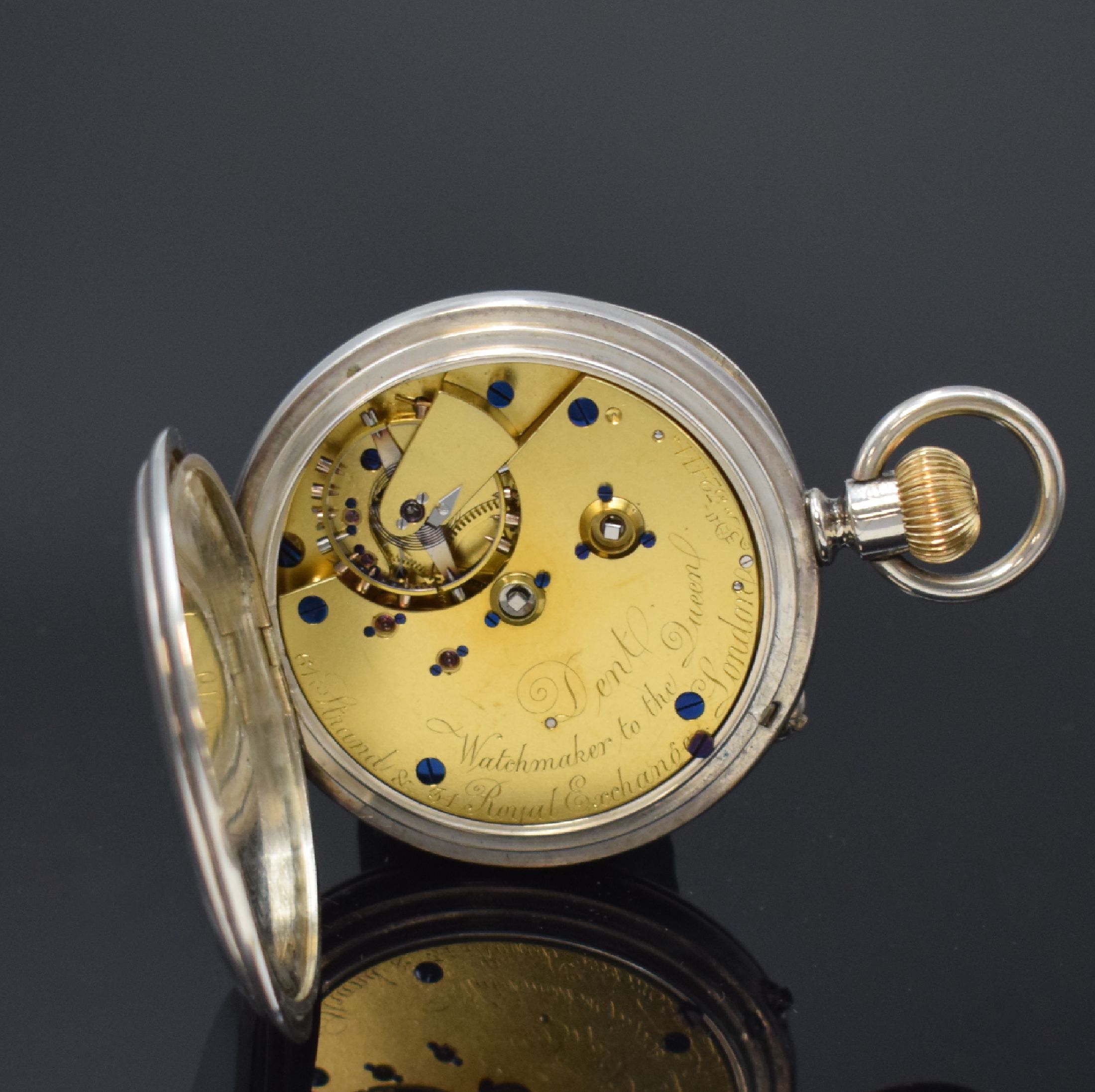 Detail e: DENT LONDON offene Silber-Herrentaschenuhr mit Gangreserveanzeige Nr. 32414, um 1900, glattes Geh. m. Goldscharnieren, Emailzifferblatt m. röm. ...