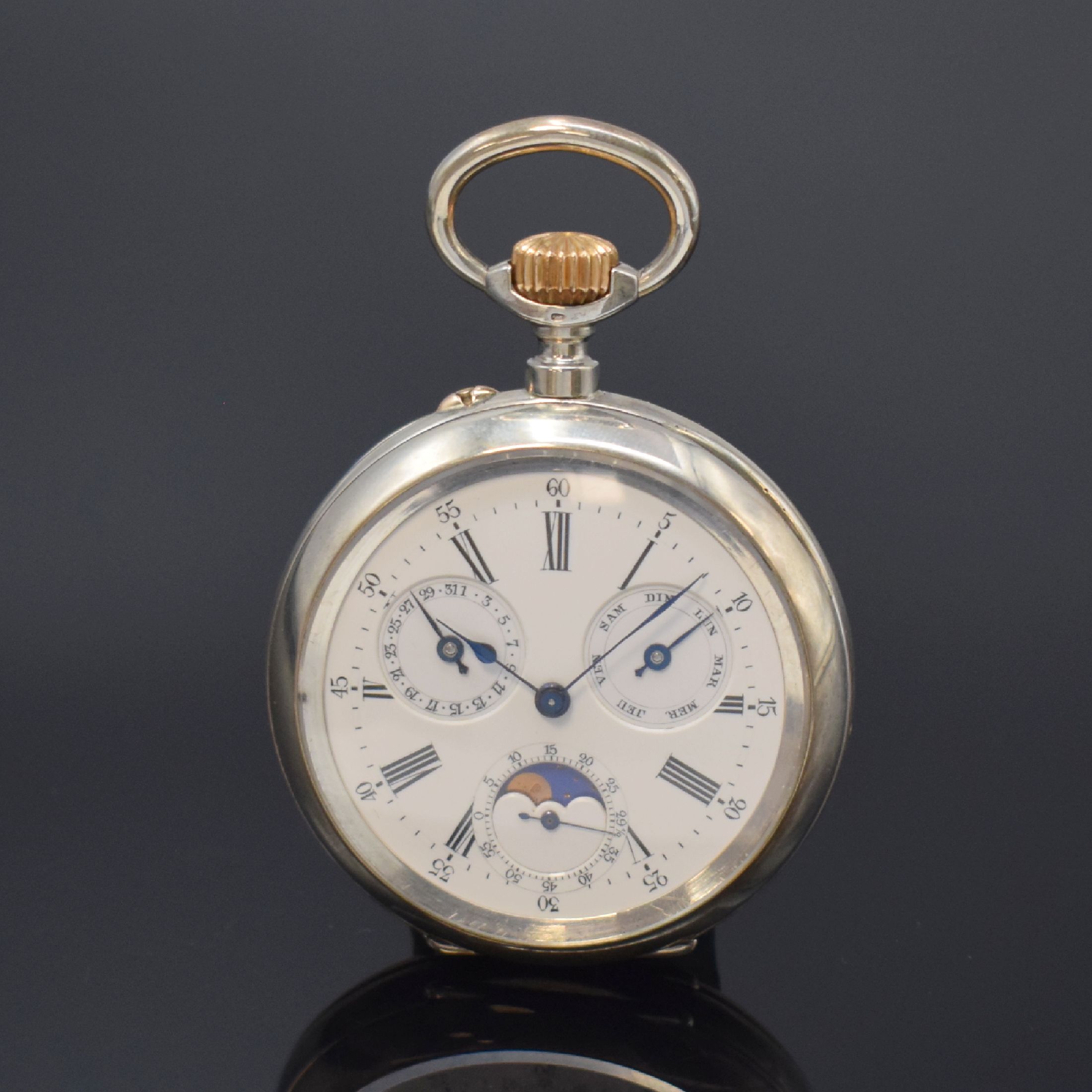 Offene Kalendertaschenuhr in 800er Silber, Schweiz um 1910, Boden guill., gravierte Cuvette, Emailzifferbl. m. röm. Std., gebl. Zeiger, Anz. v. ...