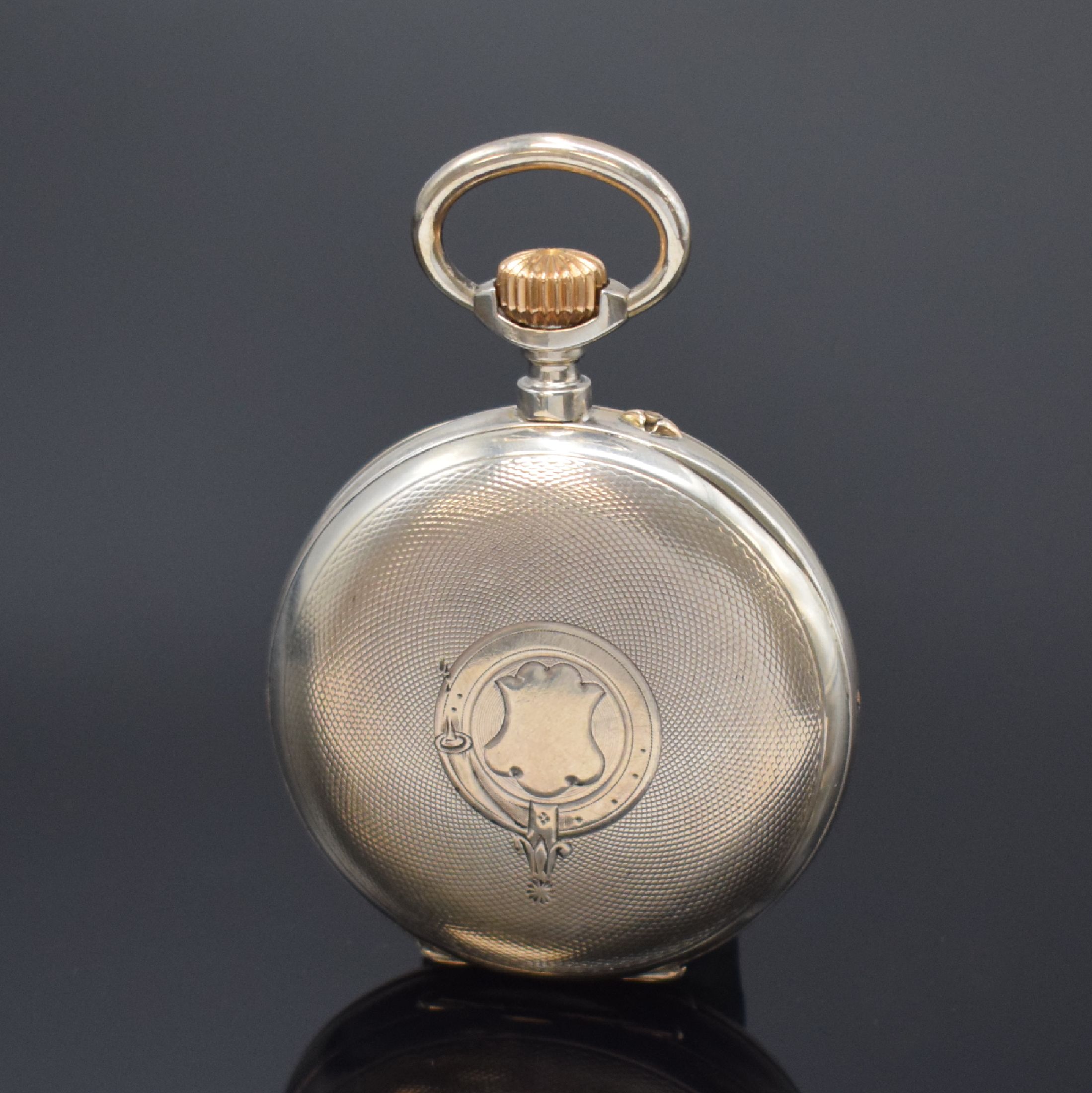 Detail a: Offene Kalendertaschenuhr in 800er Silber, Schweiz um 1910, Boden guill., gravierte Cuvette, Emailzifferbl. m. röm. Std., gebl. Zeiger, Anz. v. ...