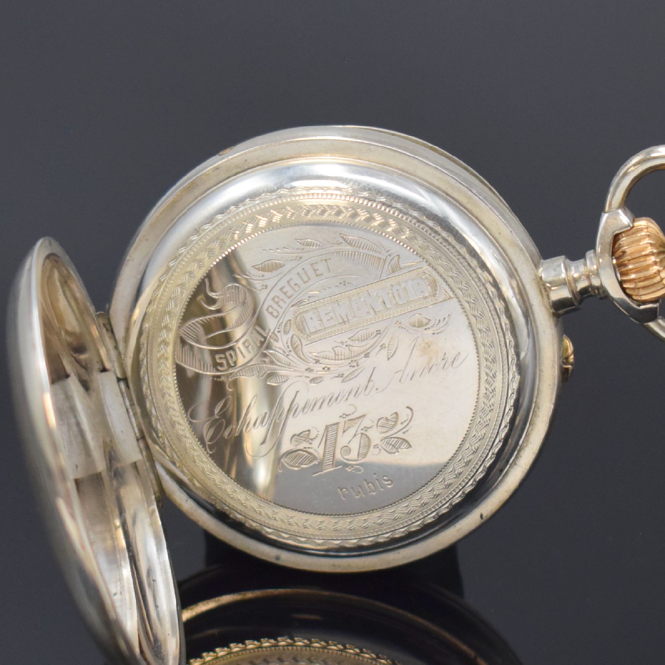 Detail c: Offene Kalendertaschenuhr in 800er Silber, Schweiz um 1910, Boden guill., gravierte Cuvette, Emailzifferbl. m. röm. Std., gebl. Zeiger, Anz. v. ...