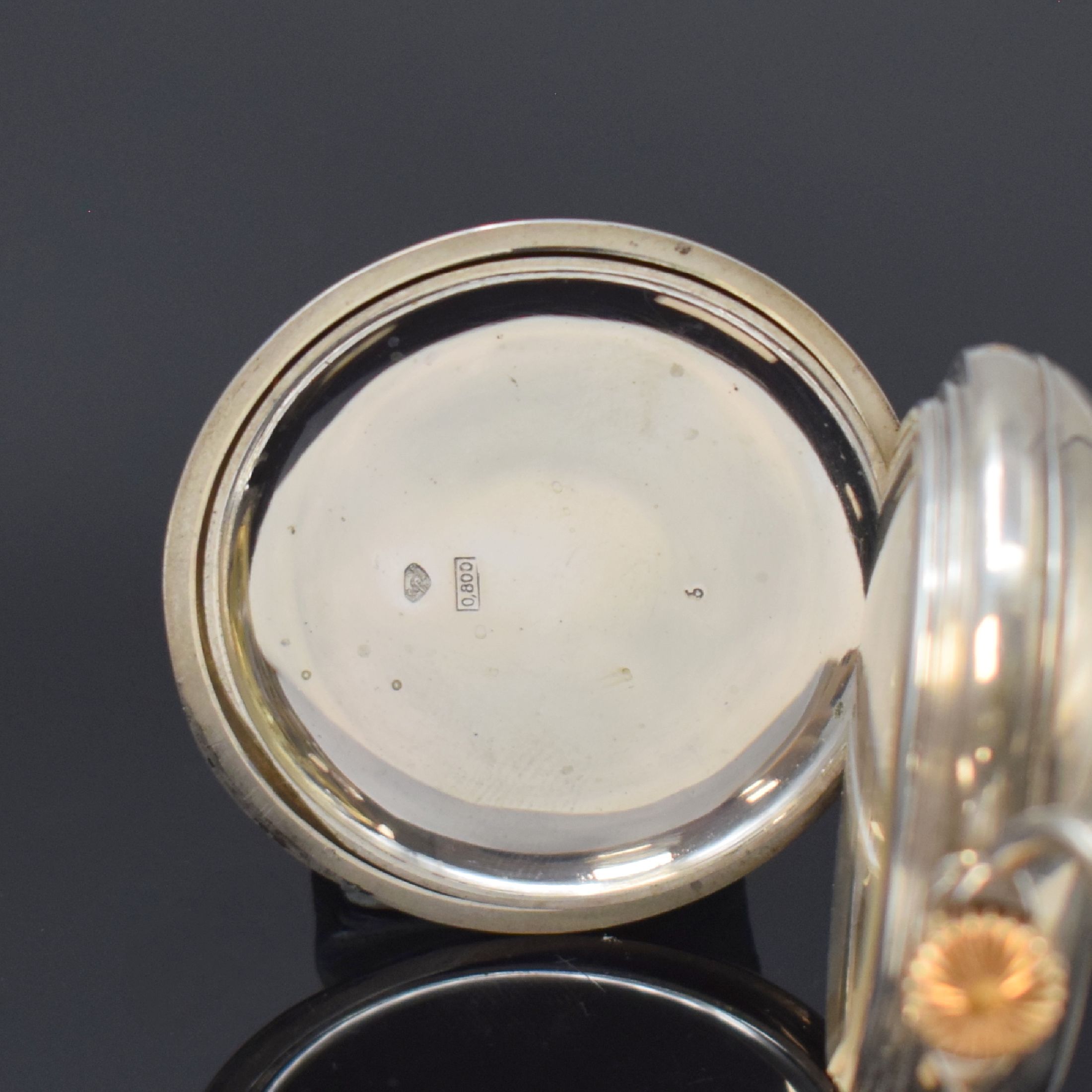 Detail d: Offene Kalendertaschenuhr in 800er Silber, Schweiz um 1910, Boden guill., gravierte Cuvette, Emailzifferbl. m. röm. Std., gebl. Zeiger, Anz. v. ...