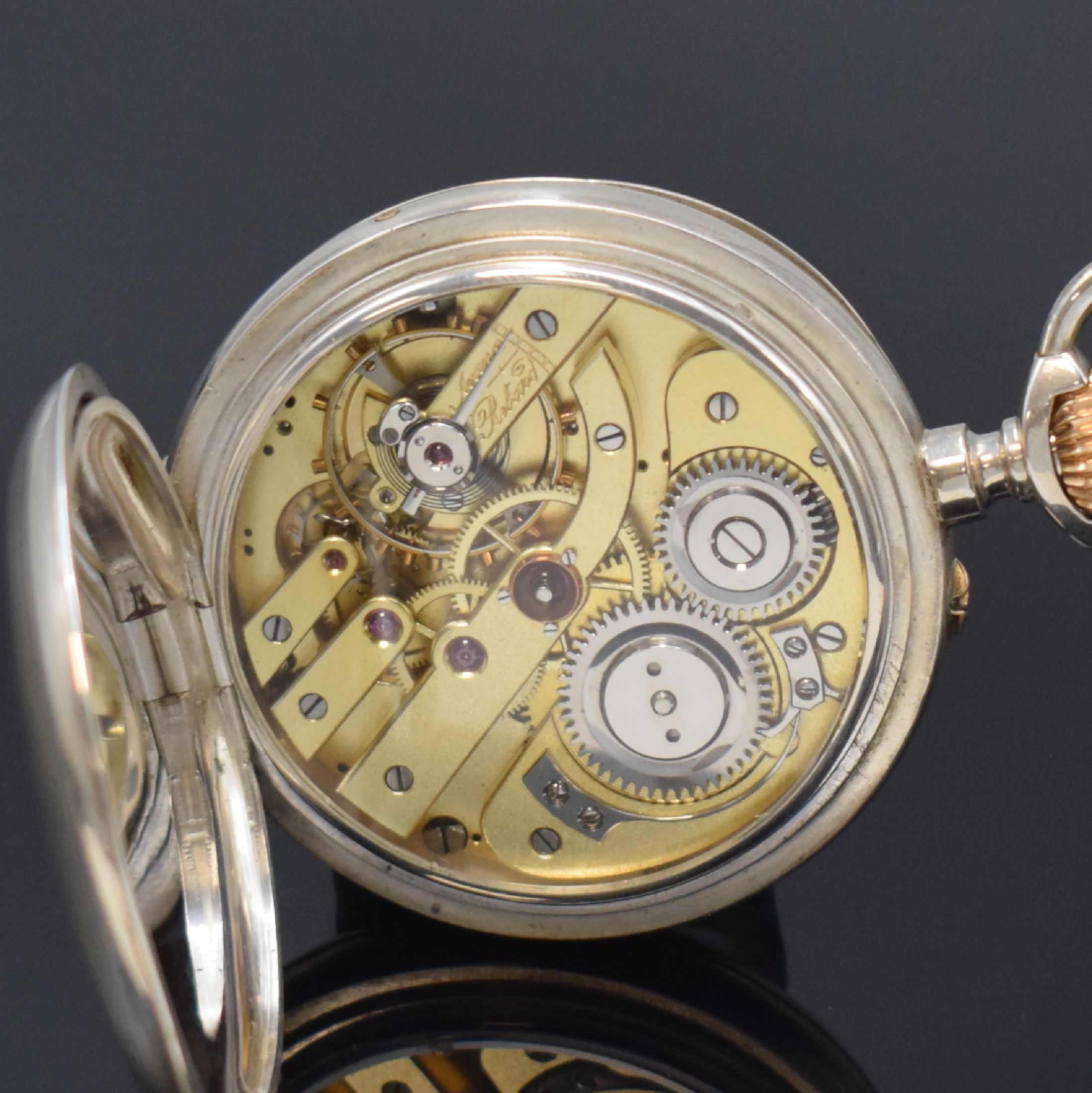 Detail e: Offene Kalendertaschenuhr in 800er Silber, Schweiz um 1910, Boden guill., gravierte Cuvette, Emailzifferbl. m. röm. Std., gebl. Zeiger, Anz. v. ...