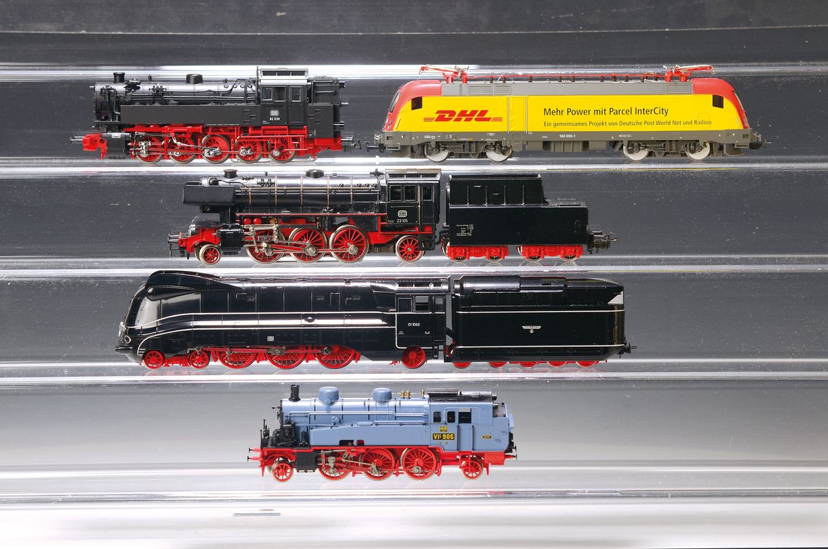 Konvolut aus 18 Lokomotiven und Waggons, Spur H0, PIKO, Roco, primex, Liliput und Lima, überwiegend in orig. Kartons, Piko 50212, 50243, 51000, ...