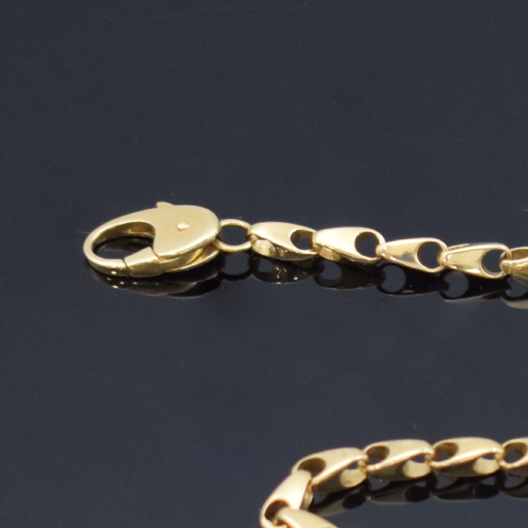 Detail b: Taschenuhrkette in GG 750/000, 2 x Karabiner, L. ca. 55 cm, Gew. ca. 45g, aus Sammlungsauflösung