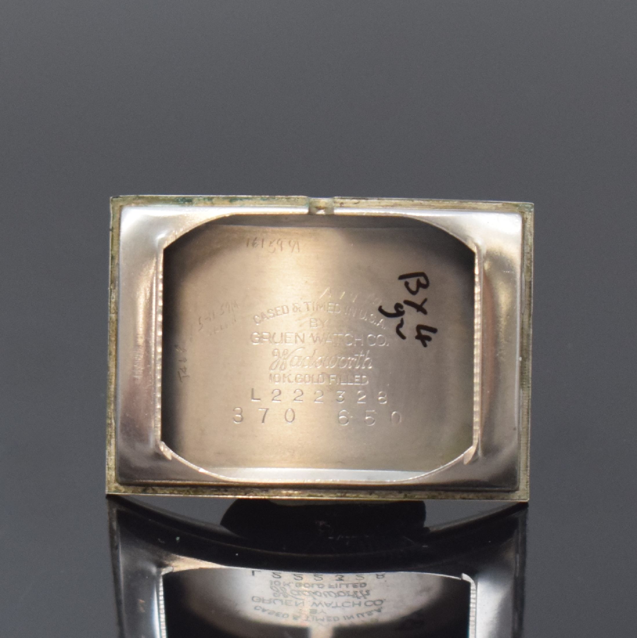 Detail e: GRUEN Curvex Precision Armbanduhr, Handaufzug, Schweiz für USA 1940er Jahre, 2- teil. 10k Gold Filled Geh., Boden aufgedr., graues Zifferbl. rest., ...