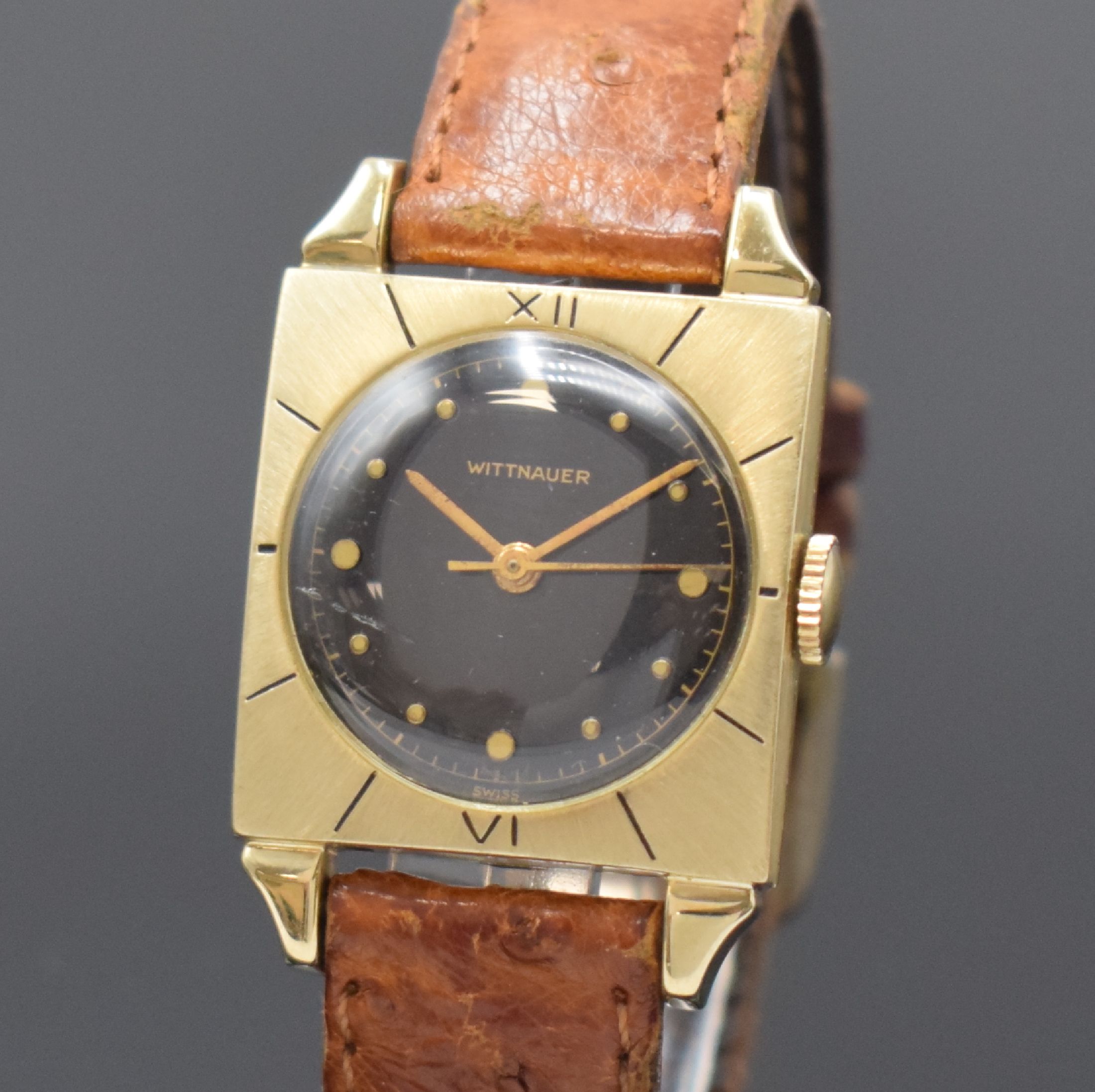 Detail a: WITTNAUER viereckige Armbanduhr in GG 585/000, Schweiz/USA um 1955, Handaufzug, Boden aufgedr., Lünette grav., schwarzes Zifferbl. m. gold. ...