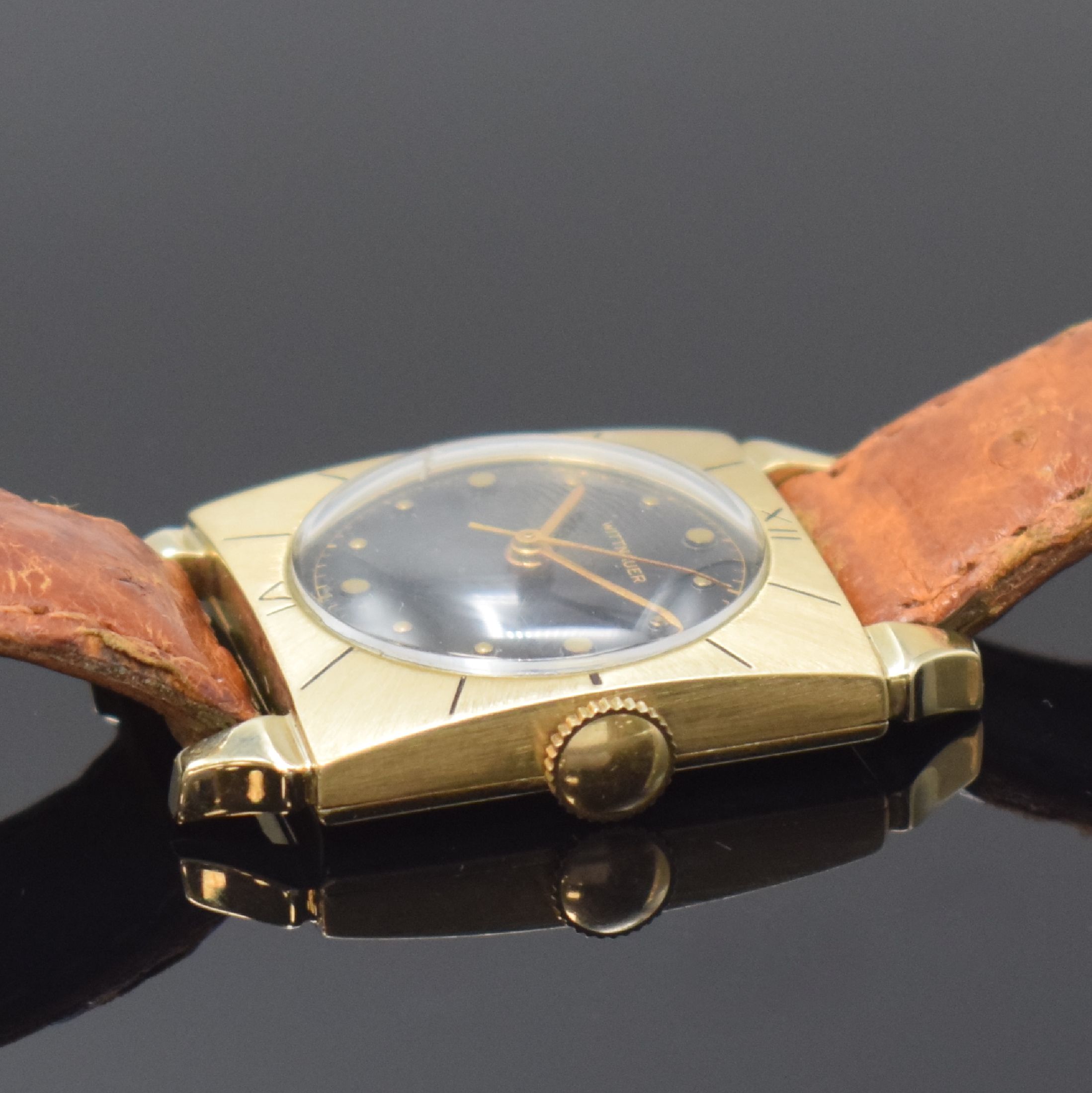 Detail b: WITTNAUER viereckige Armbanduhr in GG 585/000, Schweiz/USA um 1955, Handaufzug, Boden aufgedr., Lünette grav., schwarzes Zifferbl. m. gold. ...