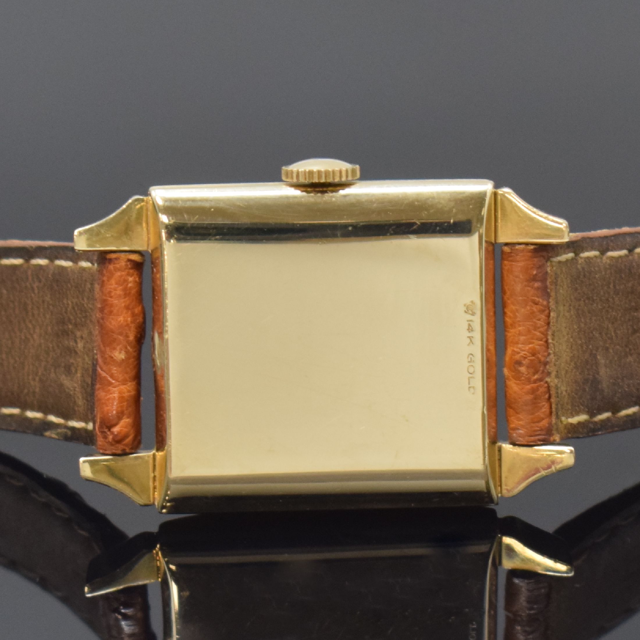 Detail c: WITTNAUER viereckige Armbanduhr in GG 585/000, Schweiz/USA um 1955, Handaufzug, Boden aufgedr., Lünette grav., schwarzes Zifferbl. m. gold. ...