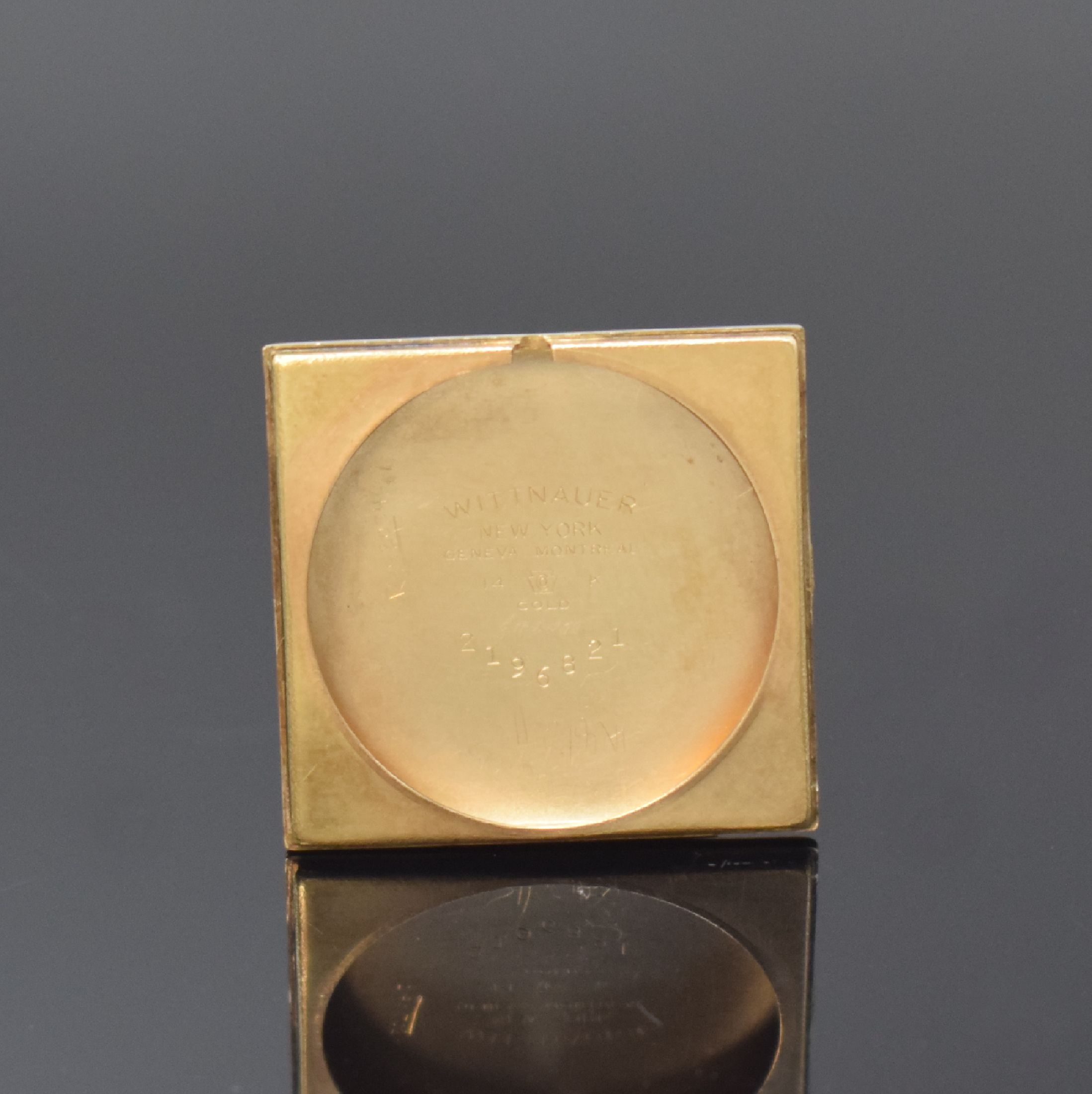 Detail d: WITTNAUER viereckige Armbanduhr in GG 585/000, Schweiz/USA um 1955, Handaufzug, Boden aufgedr., Lünette grav., schwarzes Zifferbl. m. gold. ...