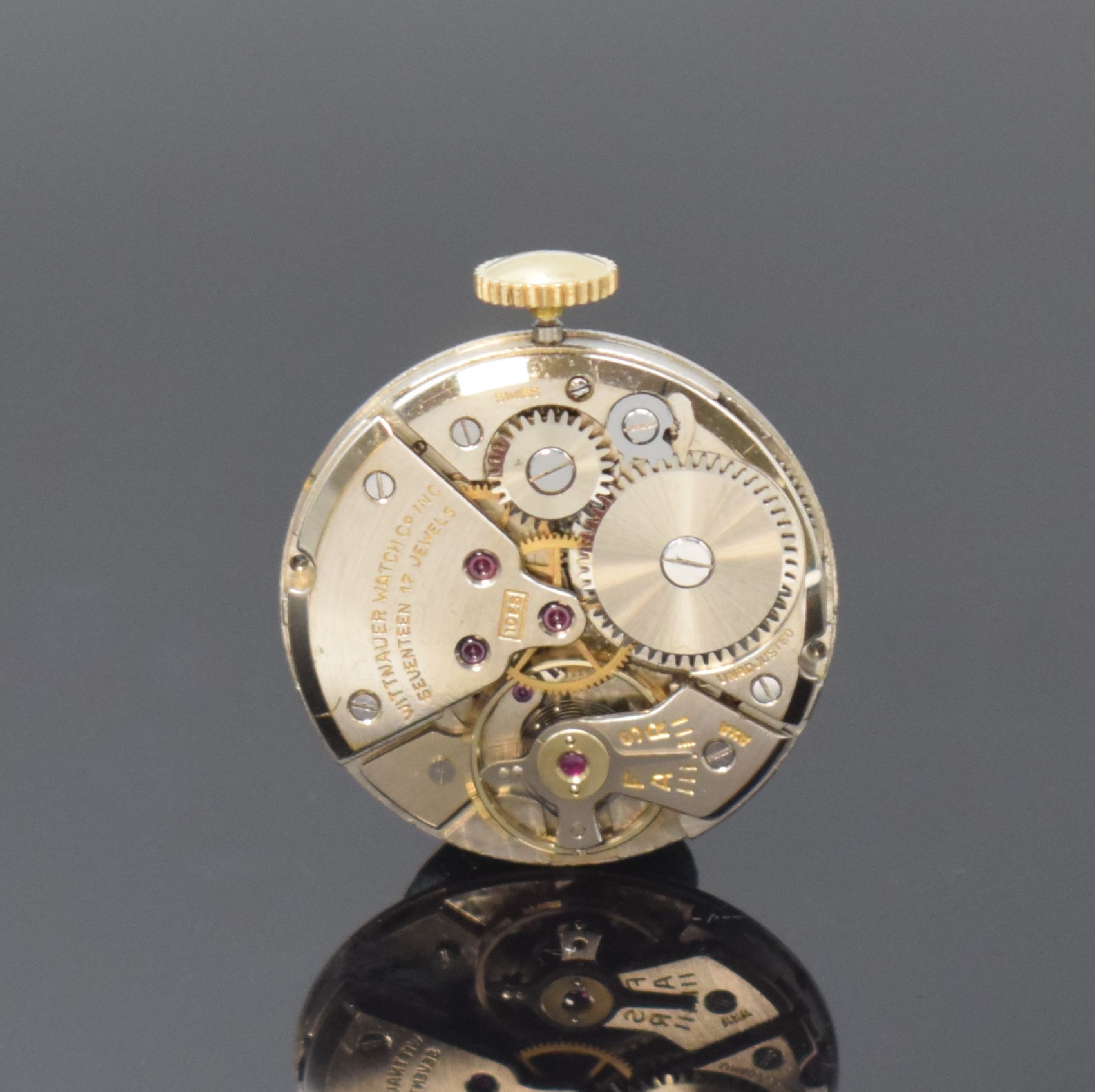 Detail e: WITTNAUER viereckige Armbanduhr in GG 585/000, Schweiz/USA um 1955, Handaufzug, Boden aufgedr., Lünette grav., schwarzes Zifferbl. m. gold. ...