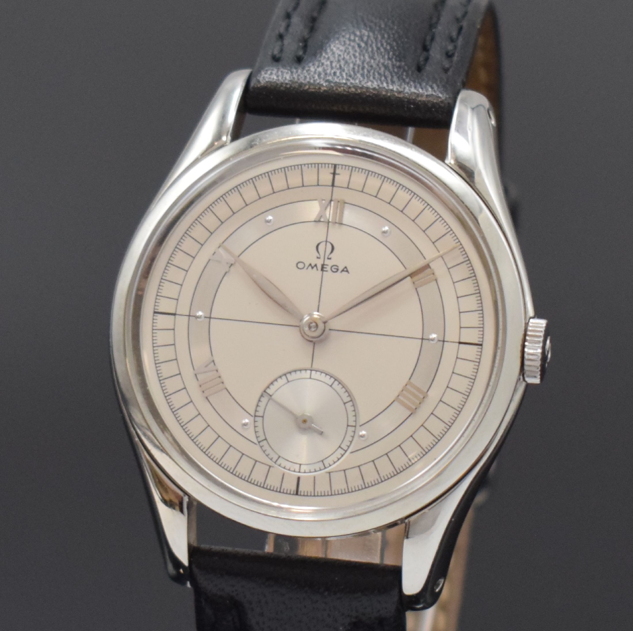 Detail a: OMEGA Herrenarmbanduhr in Stahl Referenz 2503-7, Schweiz um 1950, Handaufzug, Boden aufgedr., silb. Tausch-Zifferbl. m. Fadenkreuz, röm. Zahlen, ...
