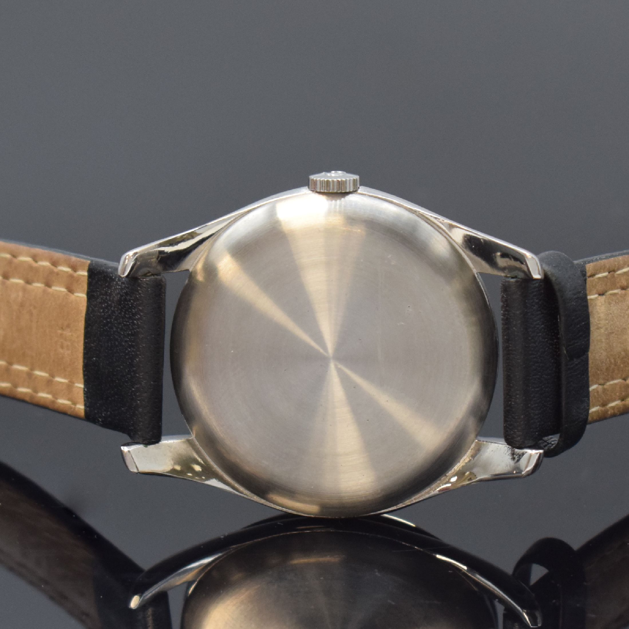 Detail b: OMEGA Herrenarmbanduhr in Stahl Referenz 2503-7, Schweiz um 1950, Handaufzug, Boden aufgedr., silb. Tausch-Zifferbl. m. Fadenkreuz, röm. Zahlen, ...