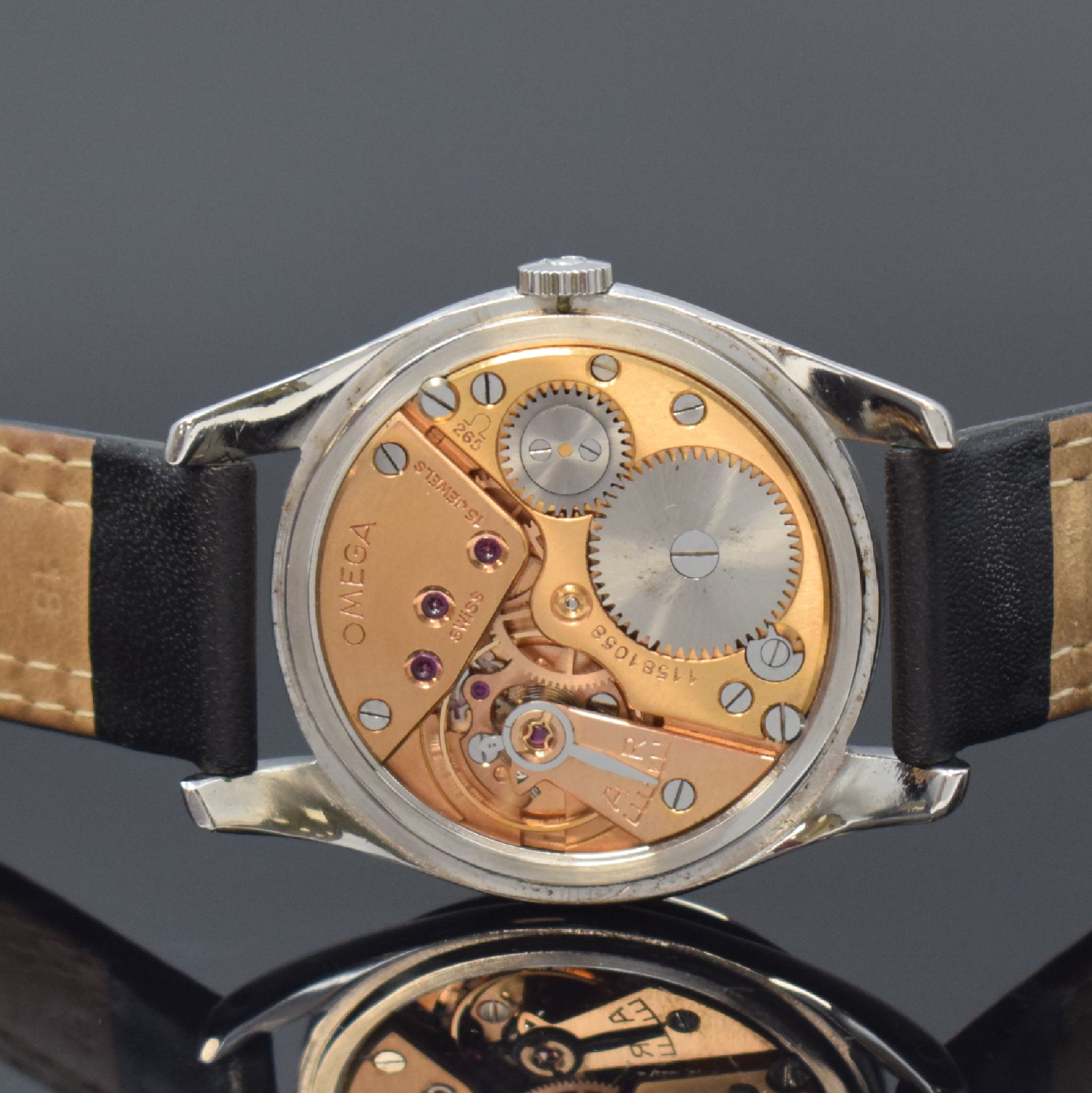 Detail c: OMEGA Herrenarmbanduhr in Stahl Referenz 2503-7, Schweiz um 1950, Handaufzug, Boden aufgedr., silb. Tausch-Zifferbl. m. Fadenkreuz, röm. Zahlen, ...