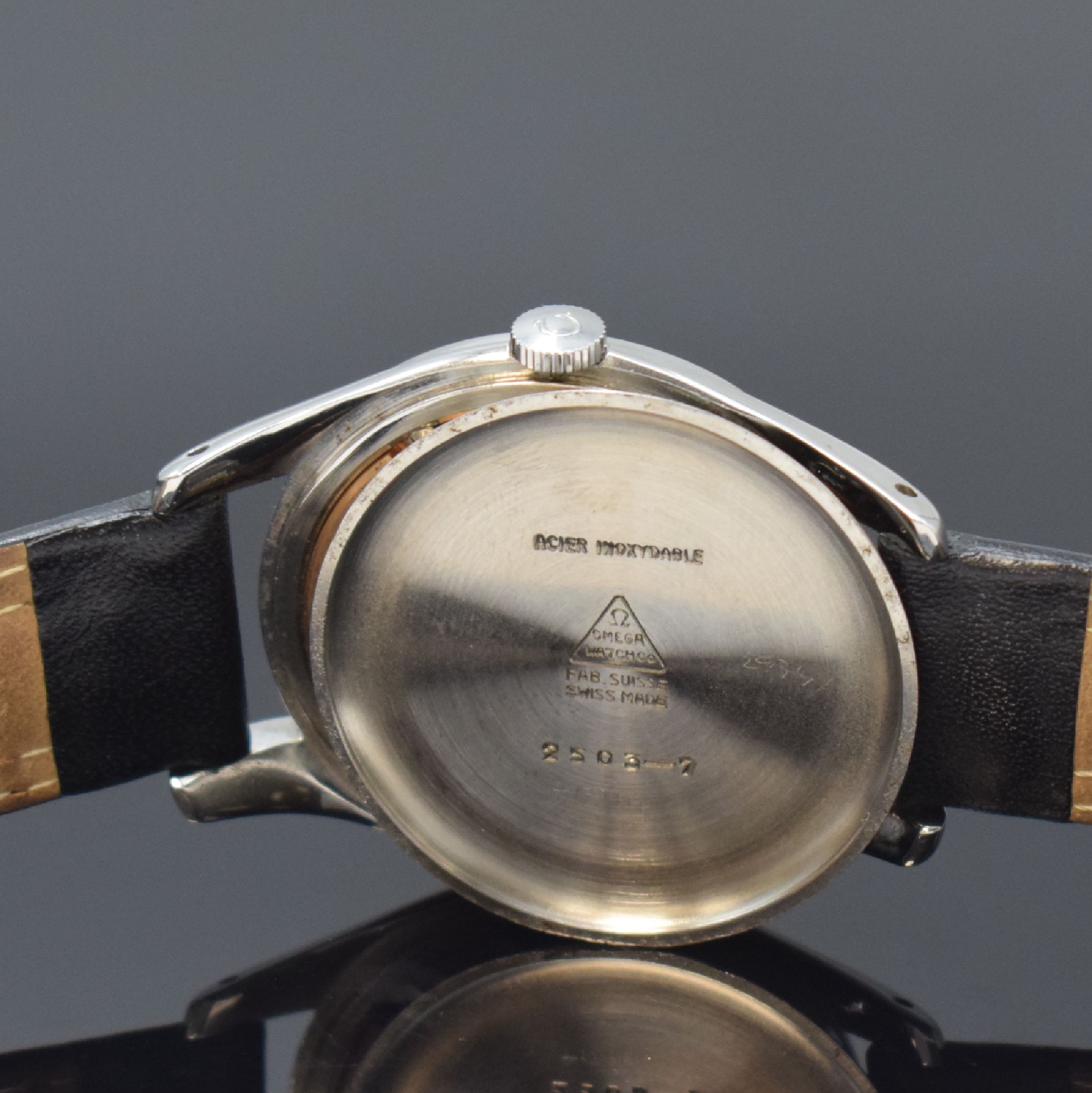 Detail d: OMEGA Herrenarmbanduhr in Stahl Referenz 2503-7, Schweiz um 1950, Handaufzug, Boden aufgedr., silb. Tausch-Zifferbl. m. Fadenkreuz, röm. Zahlen, ...
