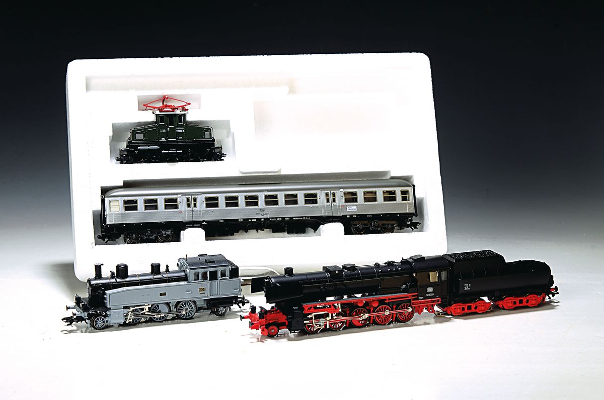 Konvolut 7 Lokomotiven und Zubehör, Spur H0, Märklin, je in orig. Karton, Nr. 3098, 3075, 3082, 3092, 3412, 28974, 3415; dazu: Transformator 66181 ...