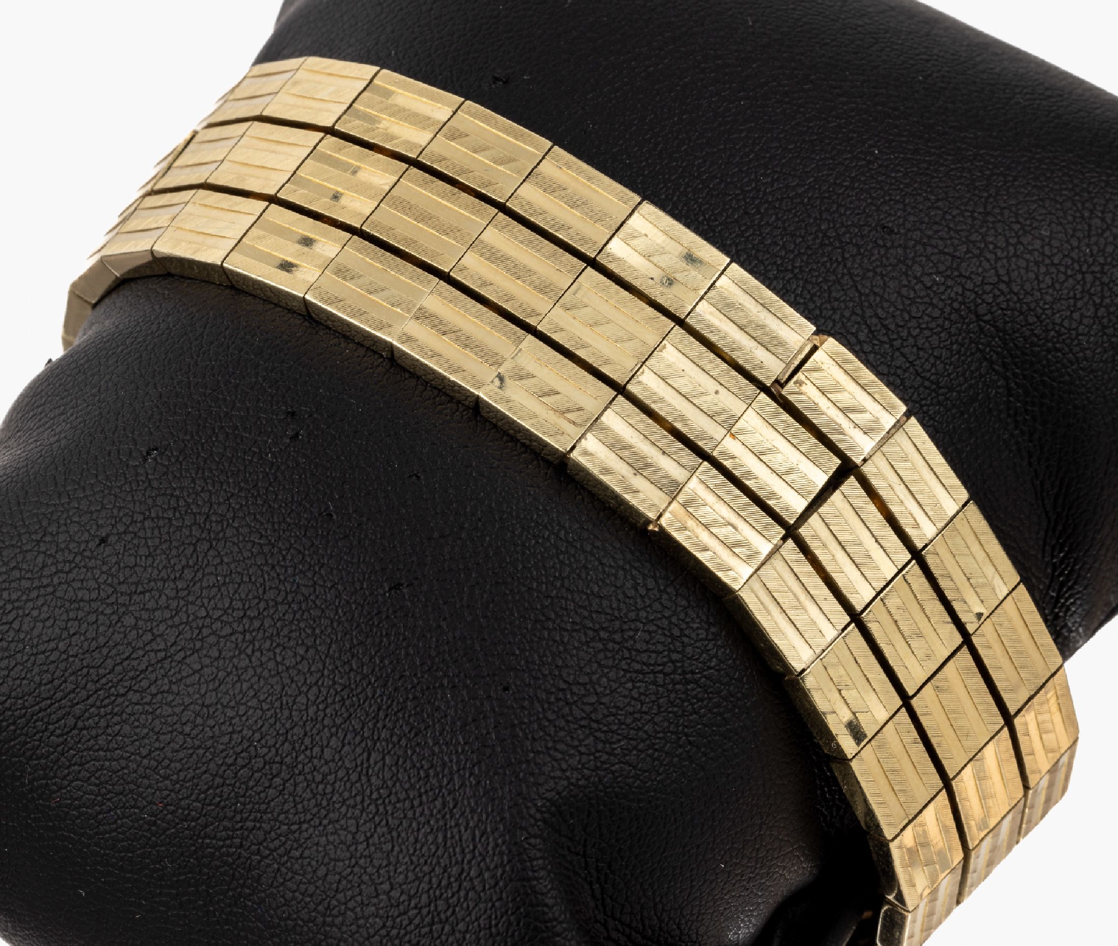 14 kt Gold Armband, GG 585/000, ca. 52.2 g,strukturierte Oberfläche, L. ca. 19 cm, B. ca.2 cm, Kastenschloss mit 2 Sicherheitsachten