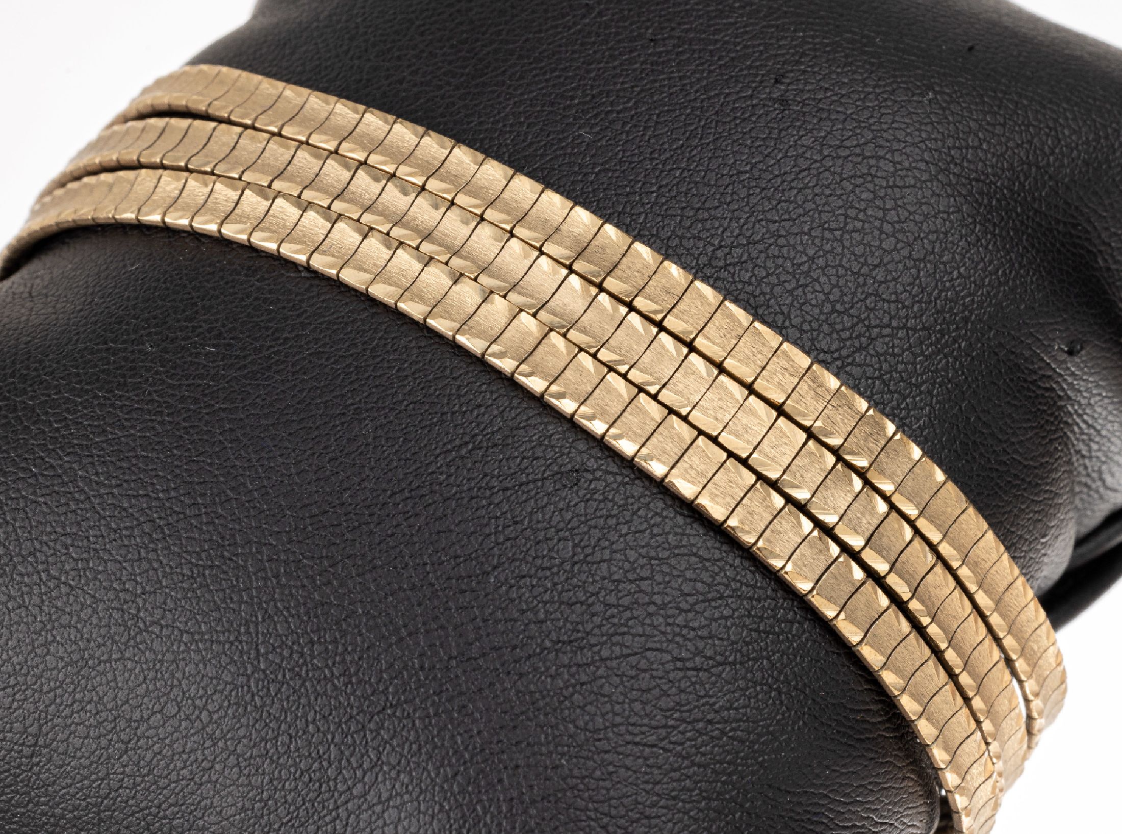 3-reihiges 8 kt Gold Armband, ca. 25.4 g, GG 333/000, Oberfläche strukt. und grav., L. ca. 19 cm, Kastenschloss mit Sicherheitsacht