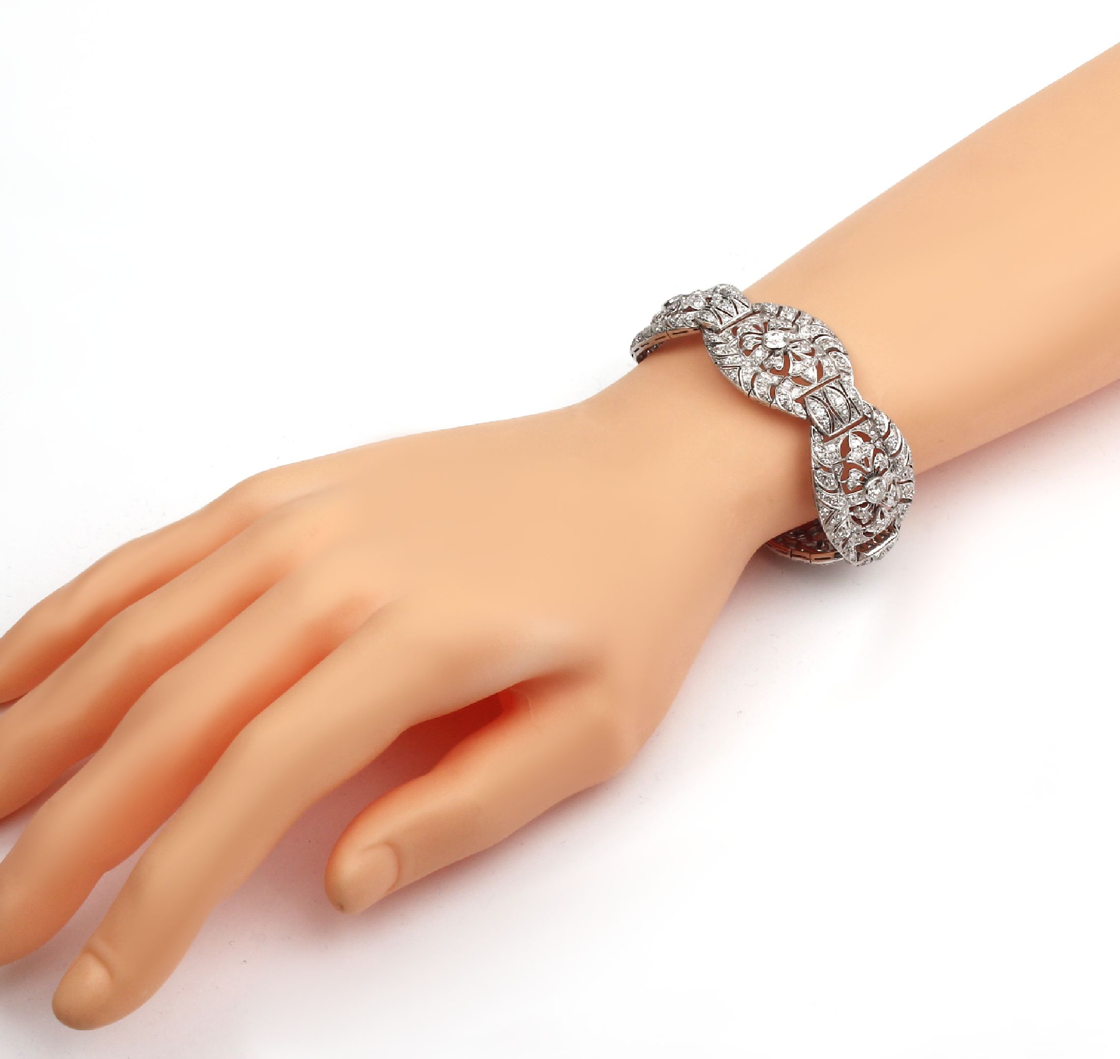 Detail b: Platin Diamant-Armband, um 1920, Pt gepr., Glieder durchbrochen gearbeitet mit geschwungenen Elementen, Millegriffverzierung,mittig 5 ...