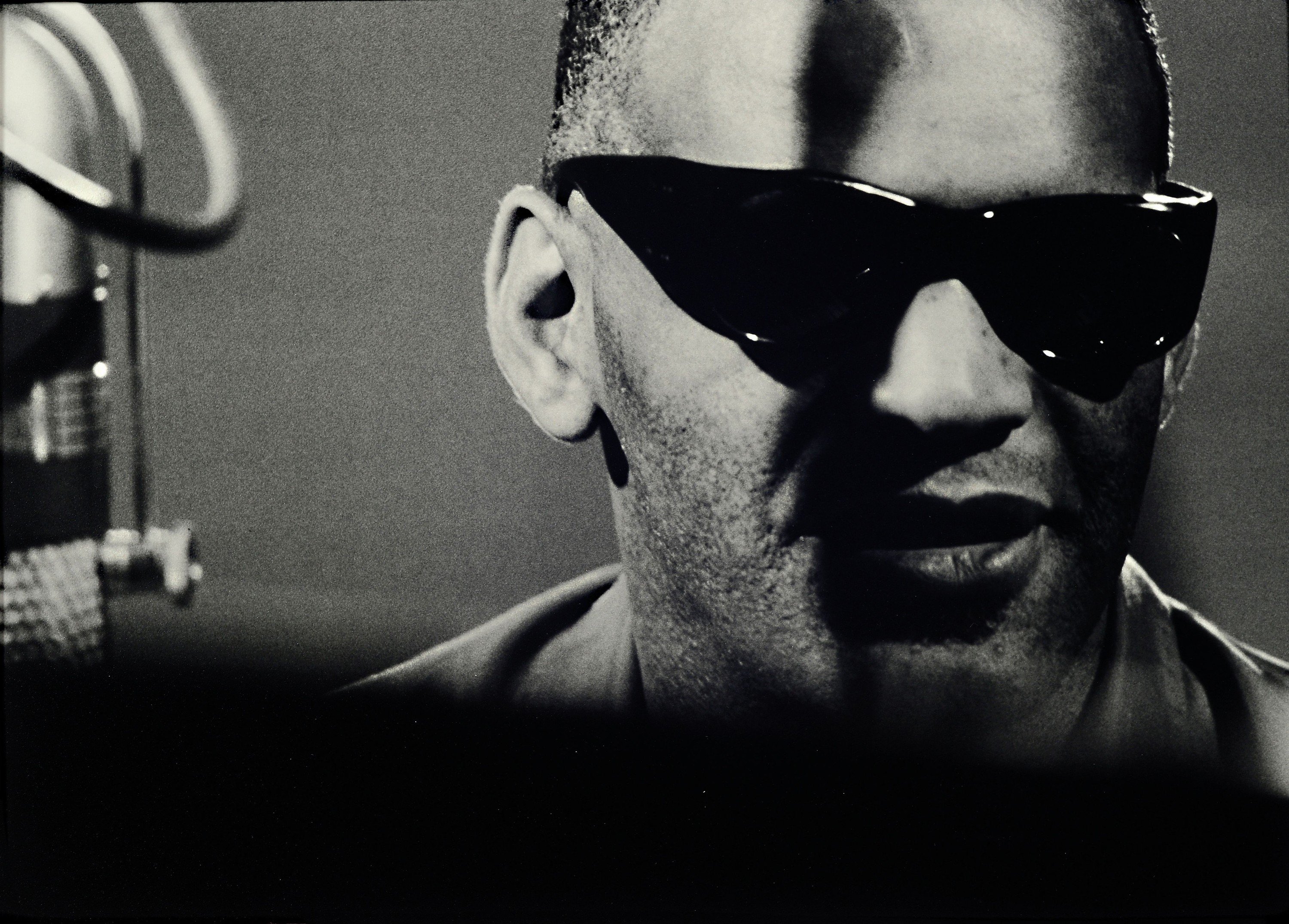 Peter Brüchmann, geb. 1920, zwei Abzüge, "Ray Charles", 80er Jahre, Silbergelatine Baryt-Agfa, ca. 20 x 30 cm, rückseitig handsigniert, ...