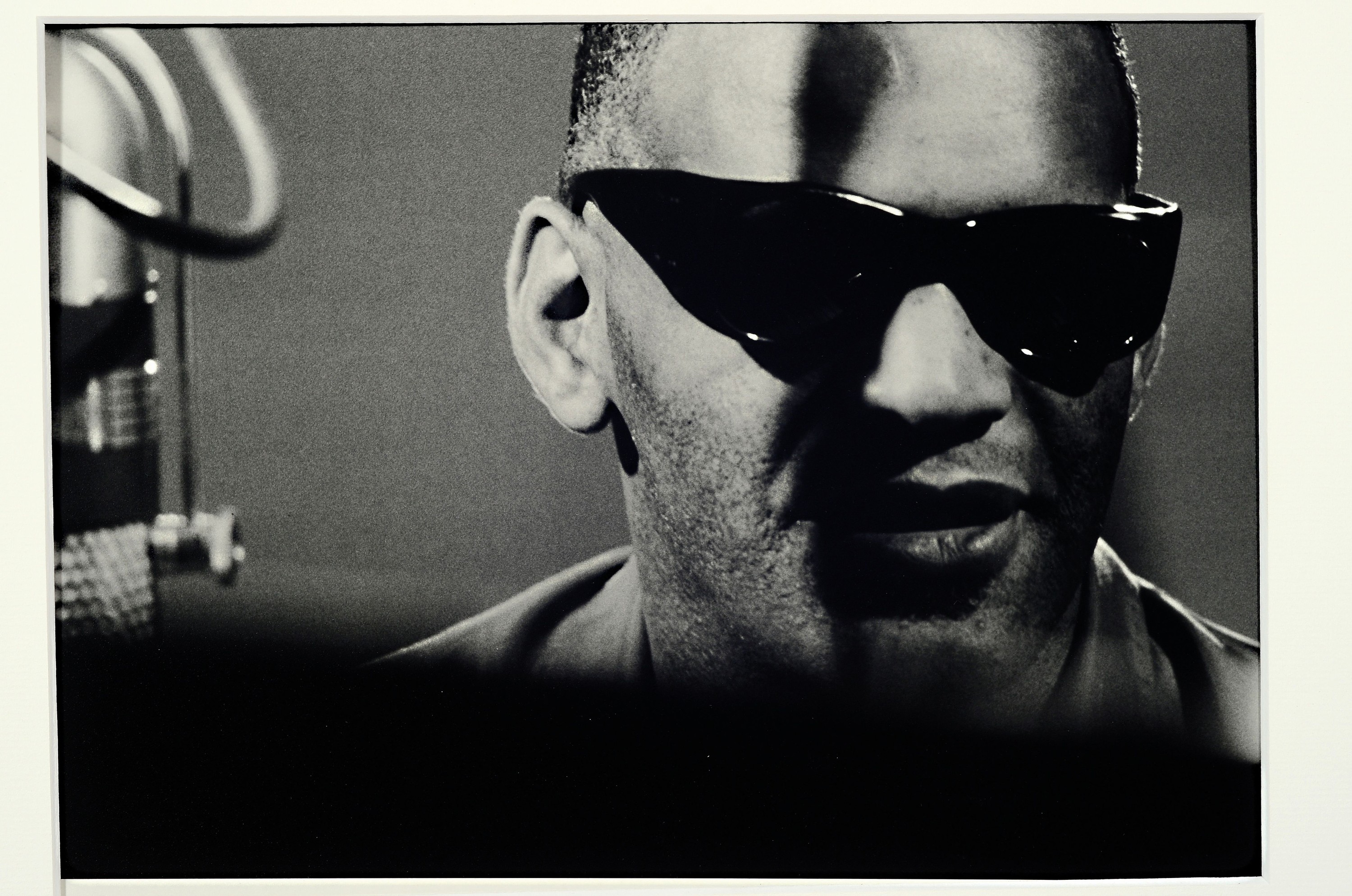 Detail k: Peter Brüchmann, geb. 1920, zwei Abzüge, "Ray Charles", 80er Jahre, Silbergelatine Baryt-Agfa, ca. 20 x 30 cm, rückseitig handsigniert, ...
