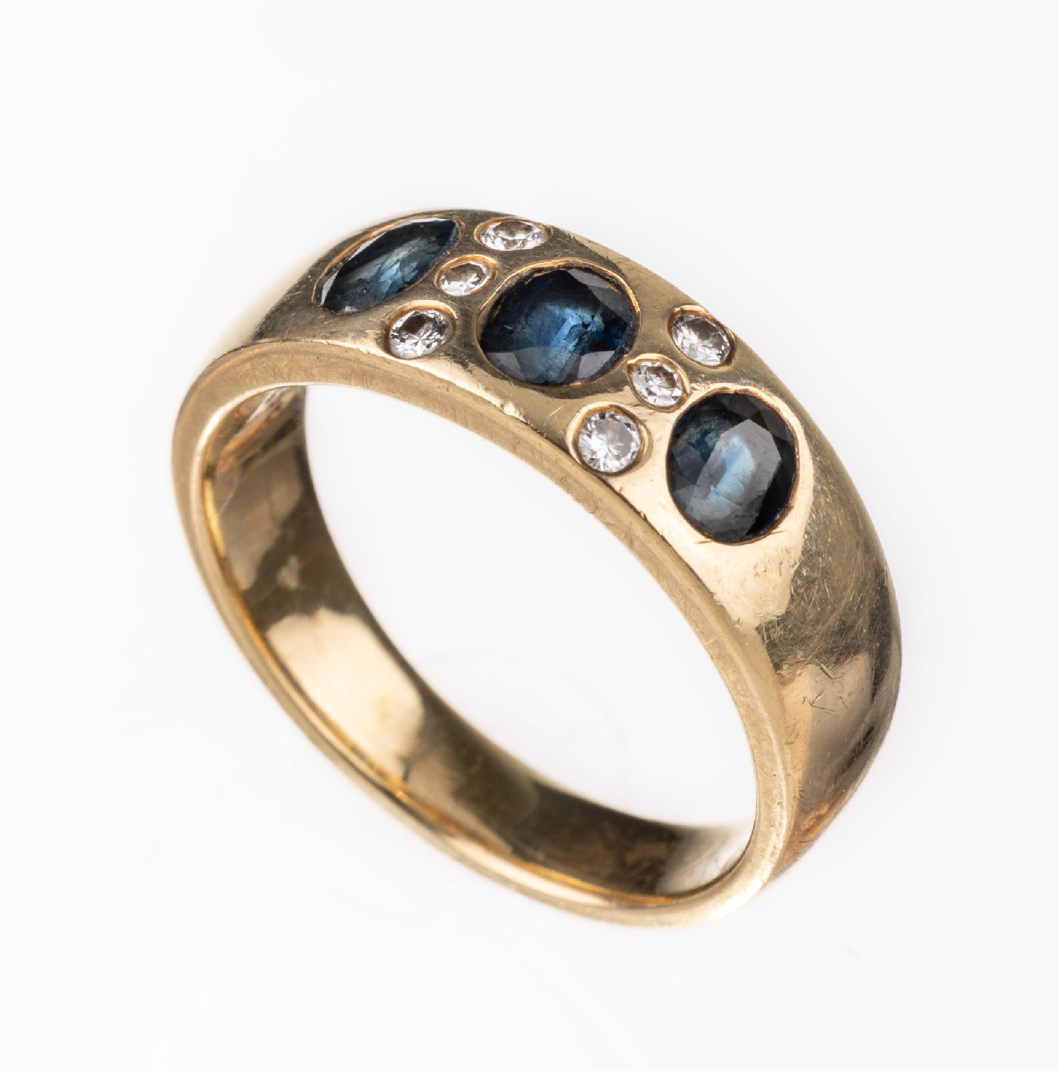 14 kt Gold Saphir-Diamant-Ring, GG 585/000,3 ovalfacett. Saphire zus. ca. 0.70 ct, 6 Diamanten zus. ca. 0.20 ct Weiß/si, RW 58, ca. 6.8 g