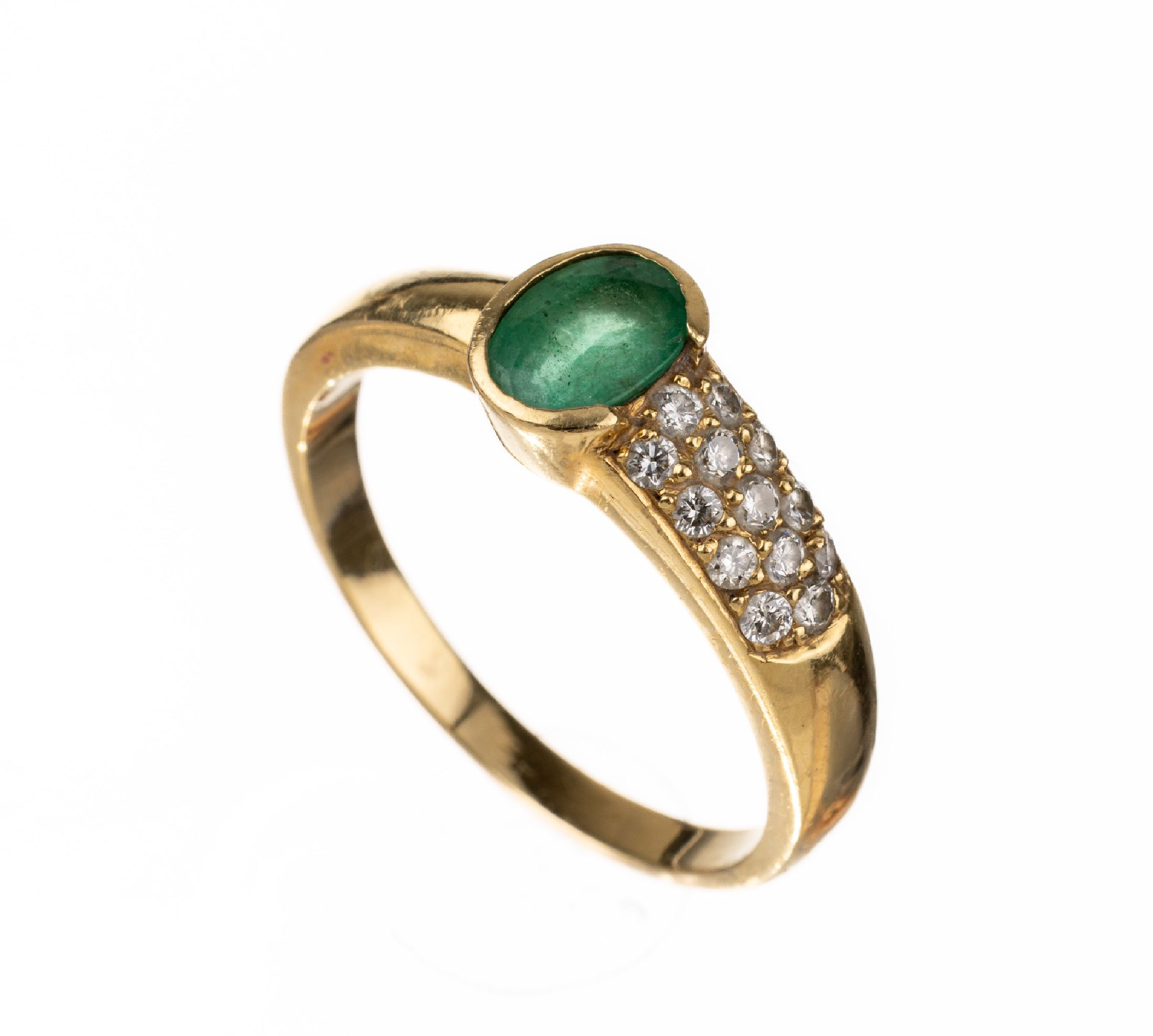 18 kt Gold Smaragd-Diamant-Ring, GG 750/000, ovalfacett. Smaragd ca. 0.90 ct, 13 Diamanten zus. ca. 0.16 ct Weiß/si, RW 60, ca.5 g