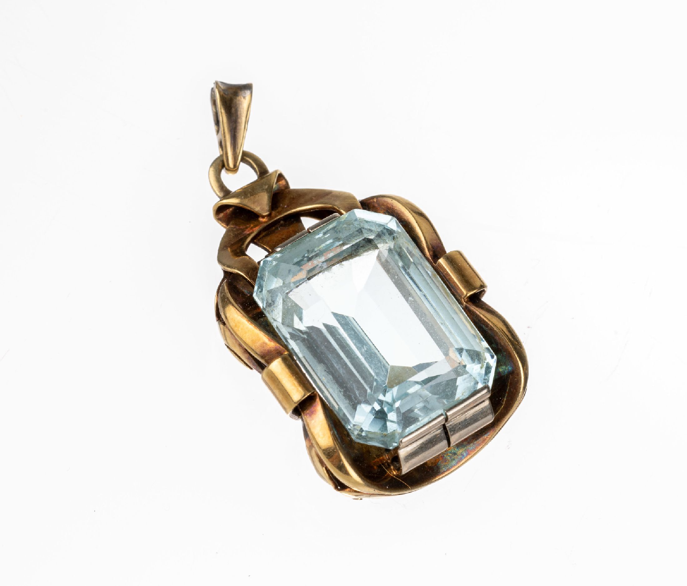 14 kt Gold Aquamarin-Anhänger, GG/Rose G 585/000, um 1940, aufwändige Goldschmiede- arbeit mit Voluten und Bögen, Aquamarin im facett. ...