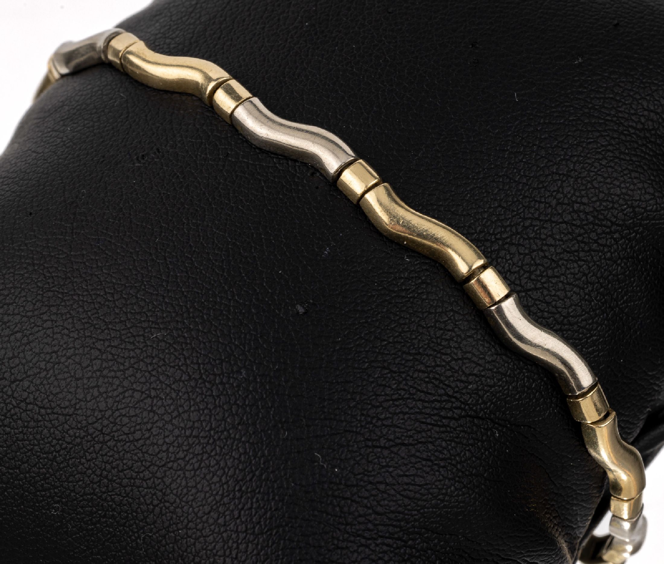 14 kt Gold Armband, GG/WG 585/000, gewellteForm, L. ca. 19 cm, ca. 12.8 g